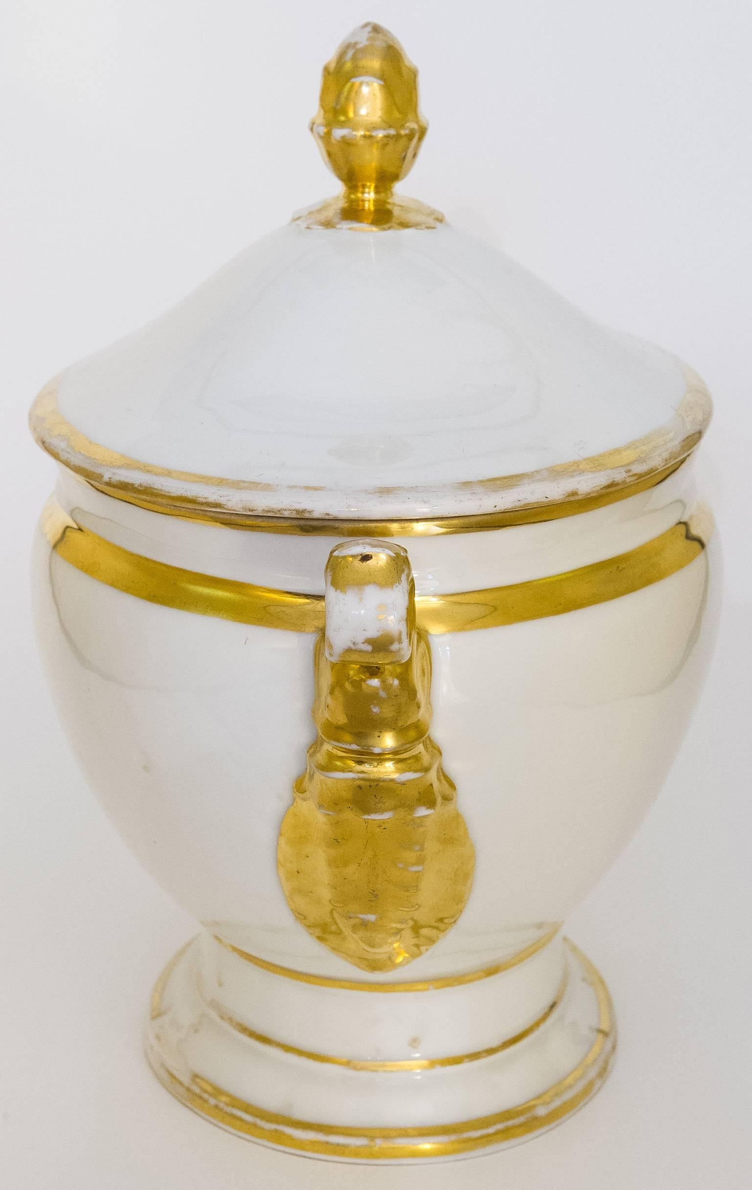 Antique elegant France Empire tureen, porcelain gilt: a perfect gift for Christmas time.
O/3720 -