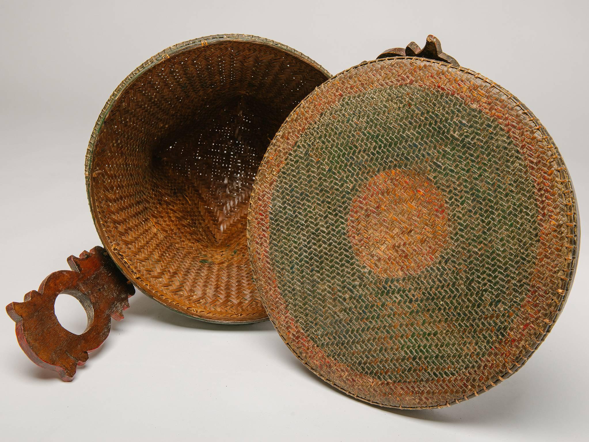Indonesian Vintage Basket in original lacquer In Excellent Condition In Alessandria, Piemonte