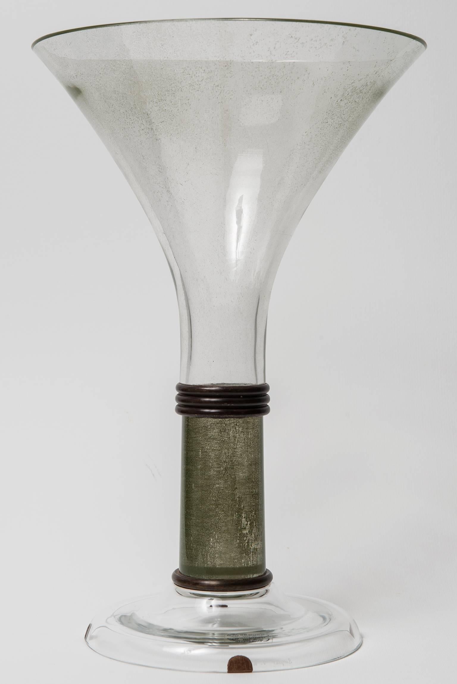 Élégant et inhabituel vase en verre de Murano, signé Seguso
O/4751.