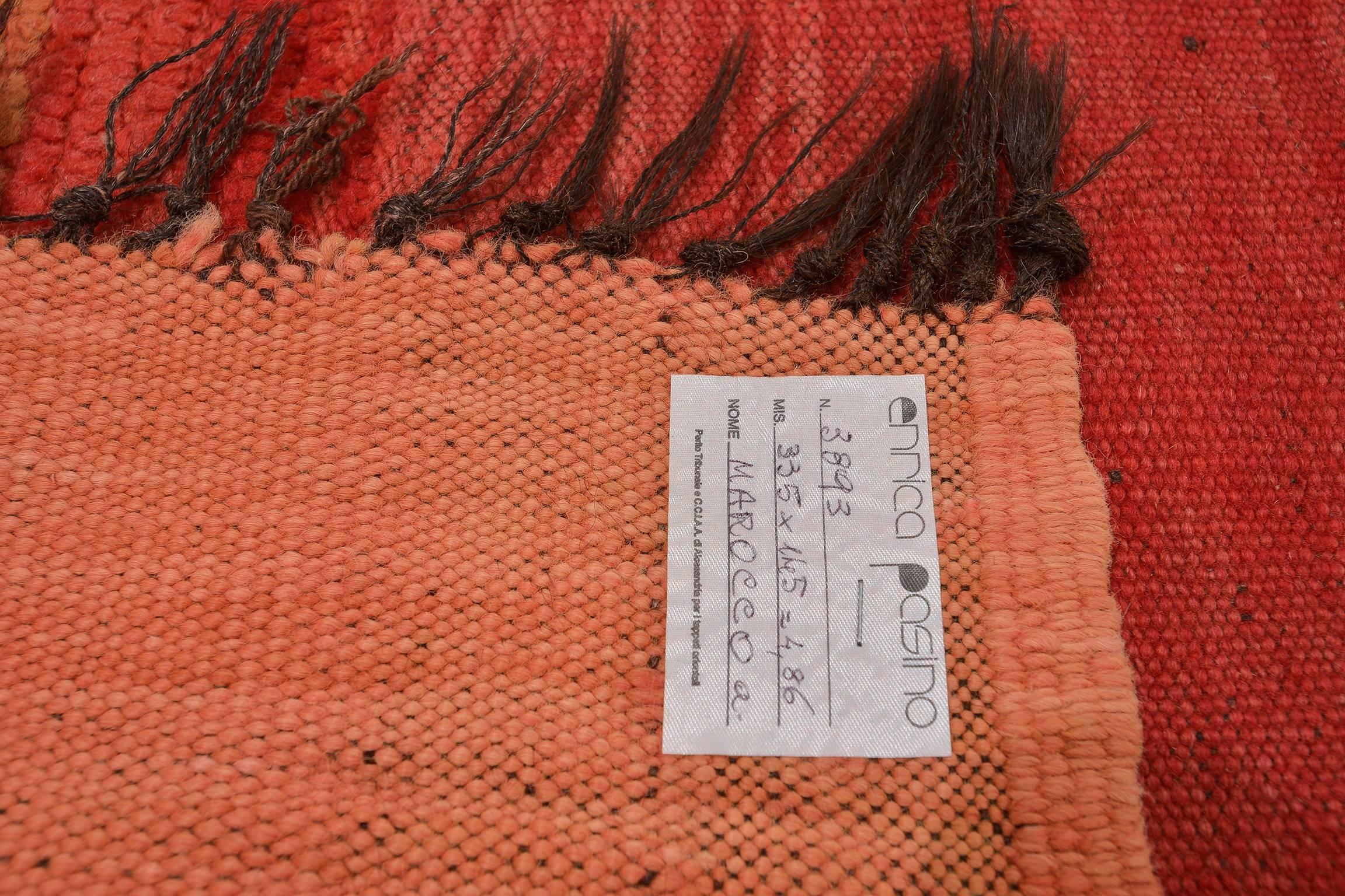  Ungewöhnlich alt  Marokkanischer roter Teppich (Stammeskunst) im Angebot