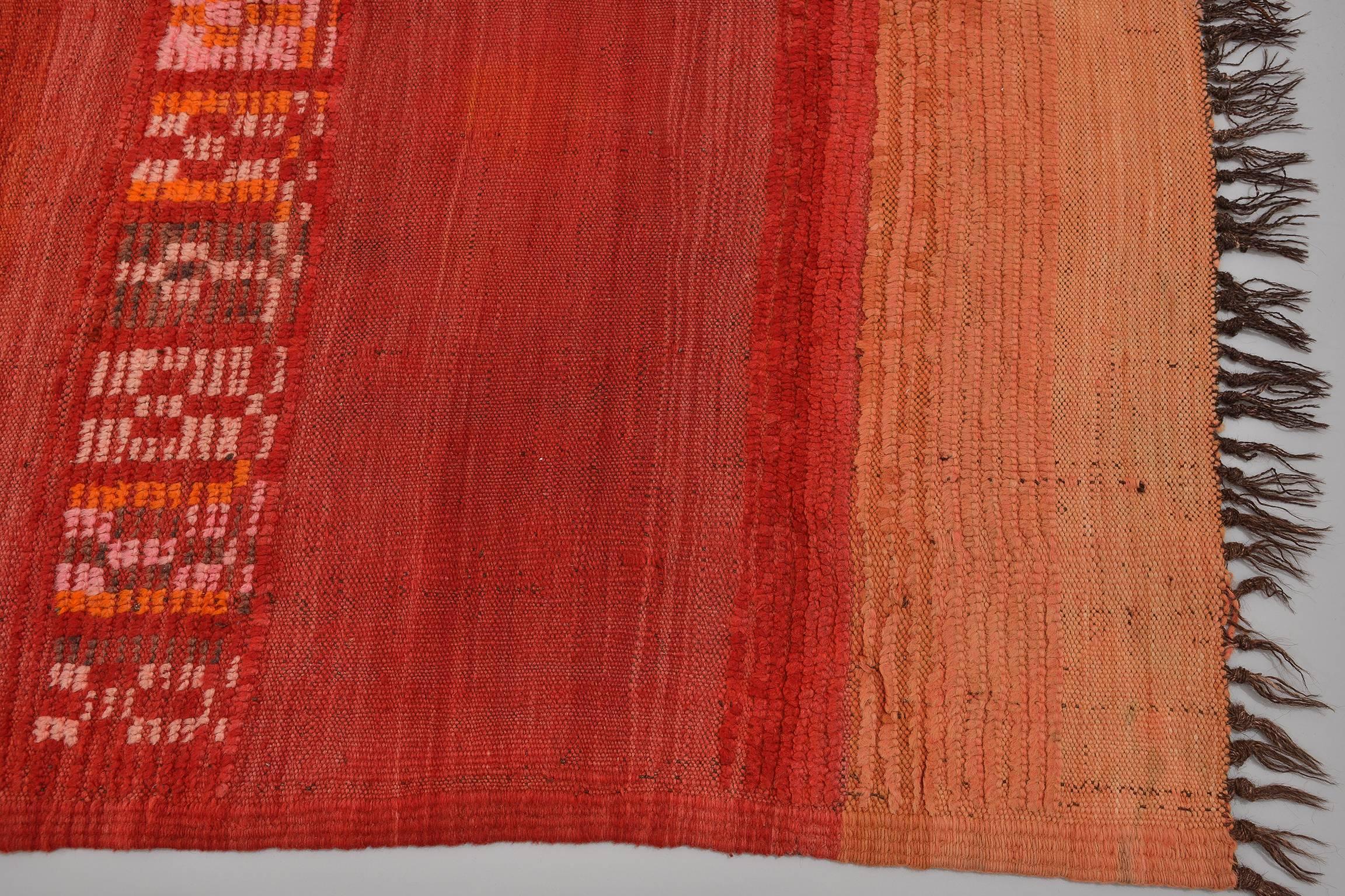  Ungewöhnlich alt  Marokkanischer roter Teppich (20. Jahrhundert) im Angebot