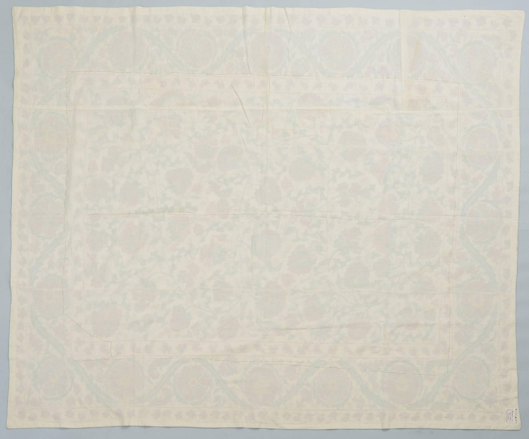 Festliche und elegante Susani-Stickerei, geeignet für Bett, Tisch oder Wand.
Seidenstickerei auf Baumwollgrund. B/ 2003 - cm.  213x 177.
  