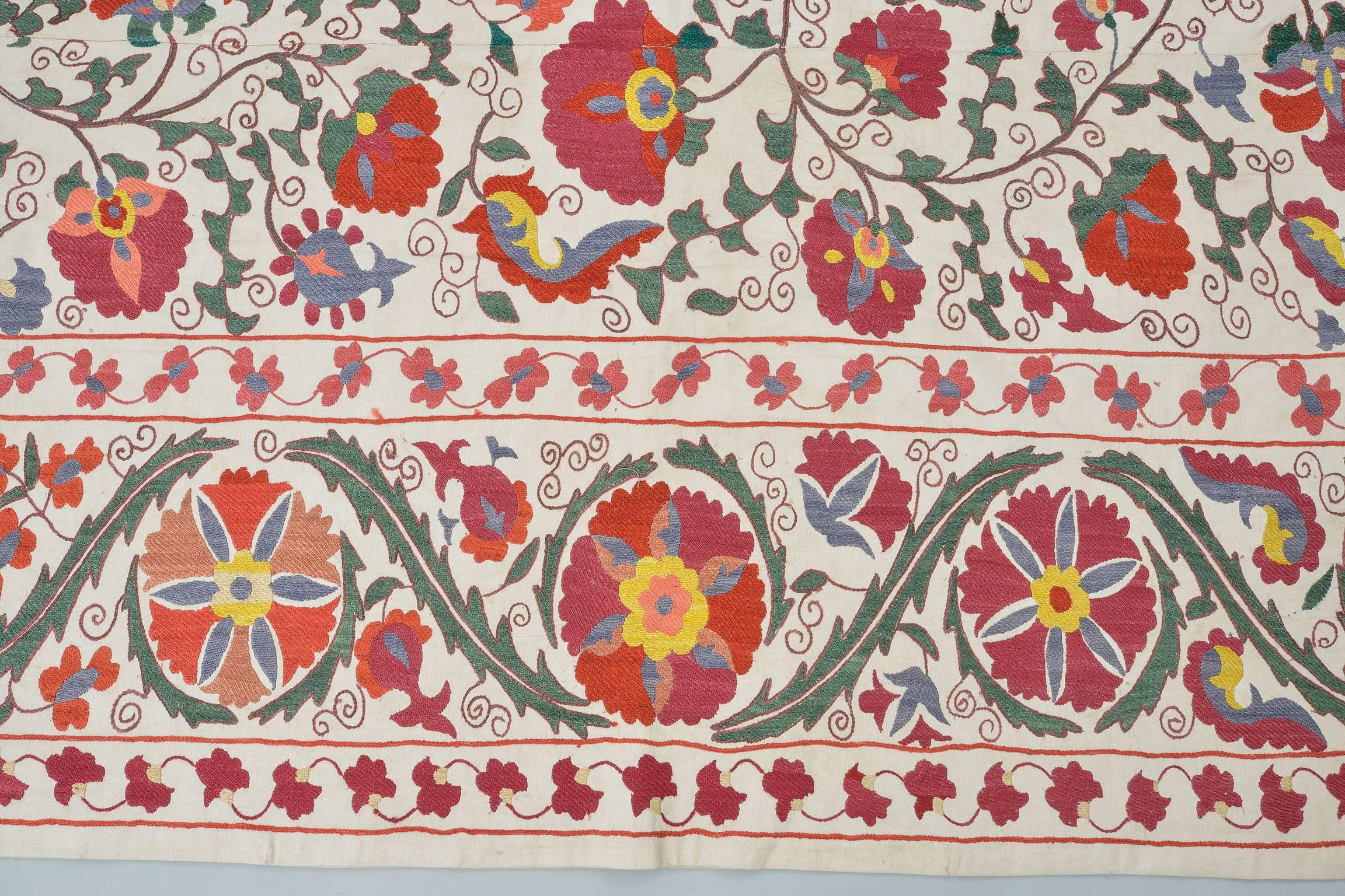 Susani-Stickerei, Wandbehang oder Bettbezug oder Tischbezug (Turkmenisch) im Angebot