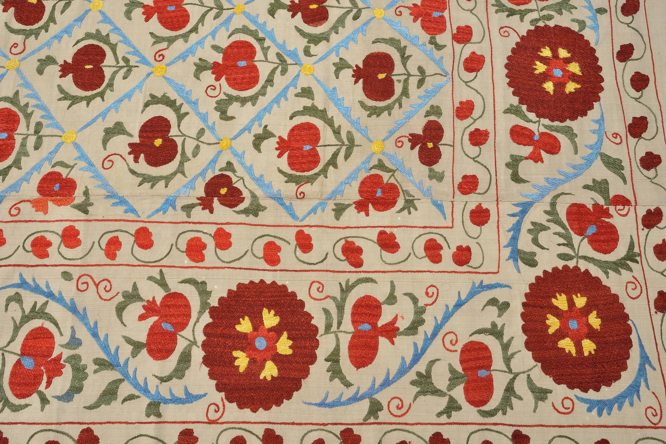 Suzani-Seidenstickerei :  Bettspread oder Vorhänge- oder Deckentisch oder Wandbehang (Turkmenisch) im Angebot