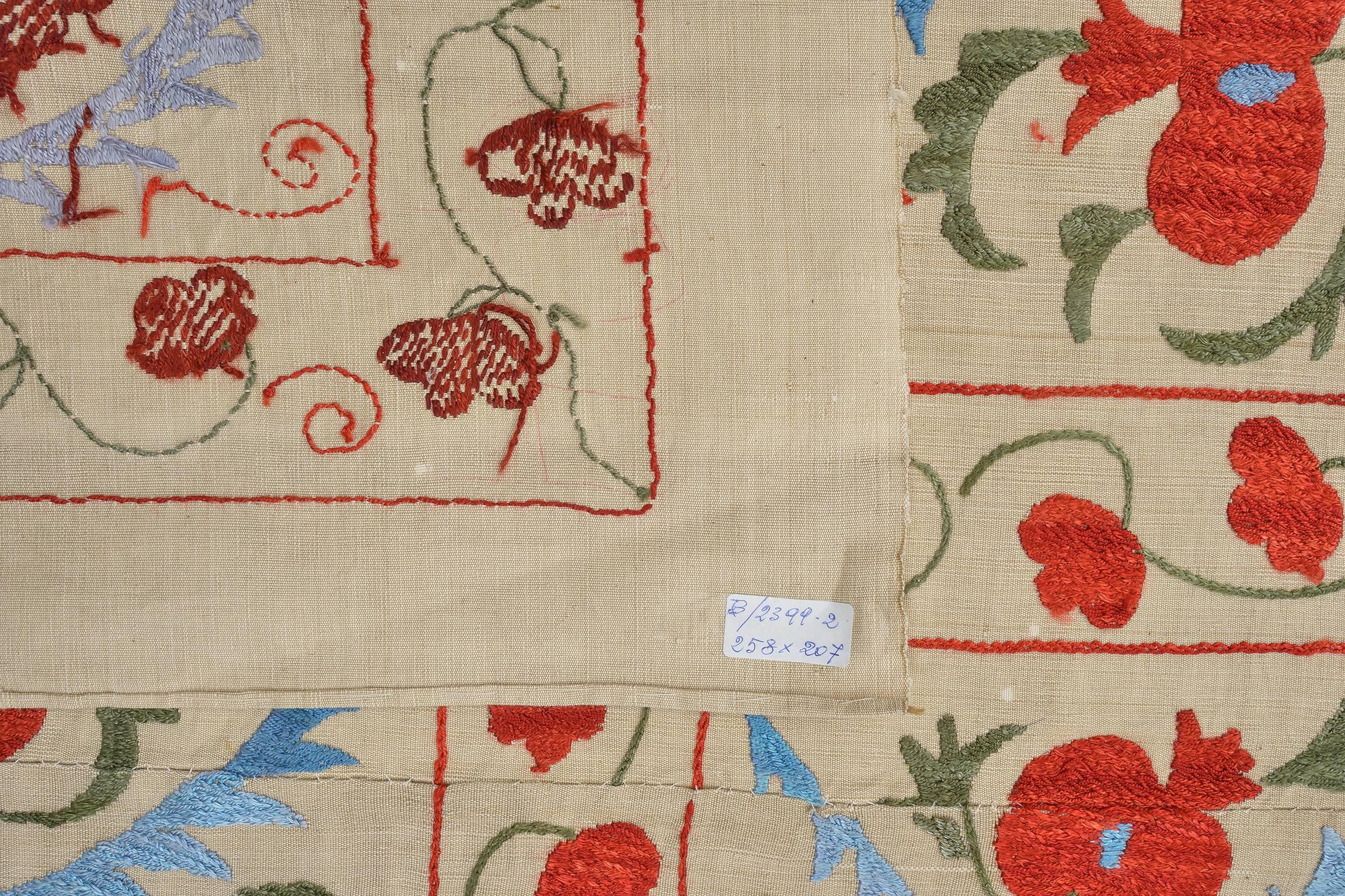 Suzani-Seidenstickerei :  Bettspread oder Vorhänge- oder Deckentisch oder Wandbehang (Stammeskunst) im Angebot