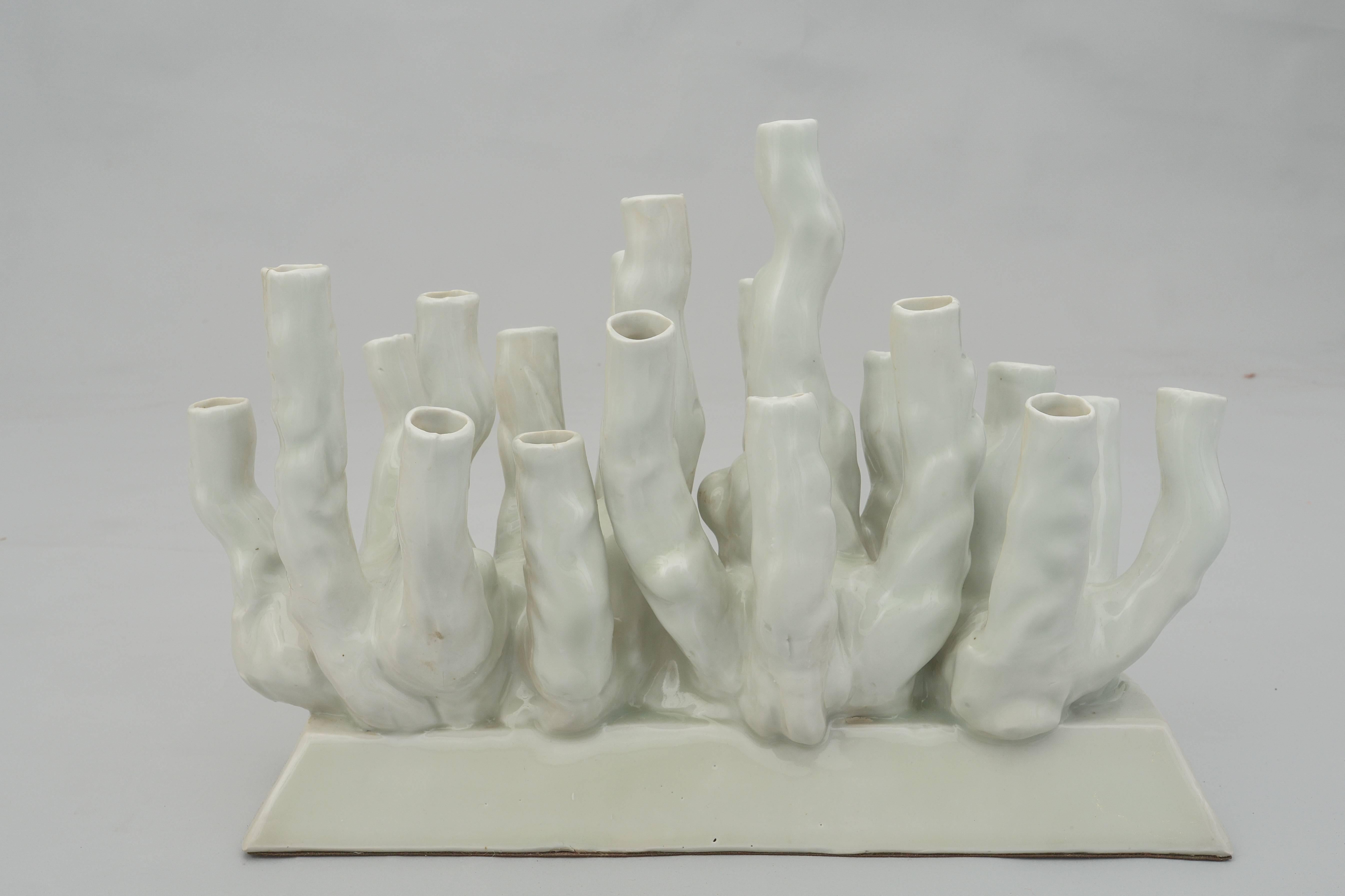 Famoso  scultura o vaso a forma di barriera corallina, molto spiritoso per una casa di mare, disegnato da Norman Trapman per Pols Potten in porcellana di Delft.

O/ 6060.