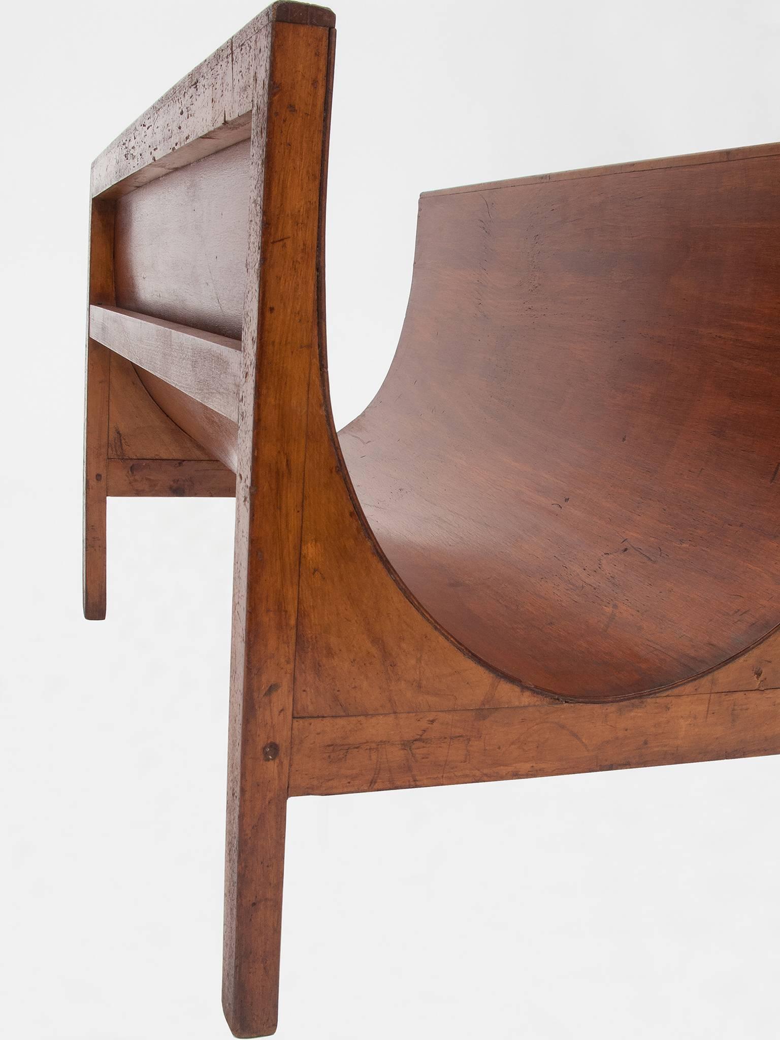 Très inhabituel ce grand porte-revues Déco Autrichien en bois courbé : un design moderne parfait !  Pièce unique.
M/703.
 