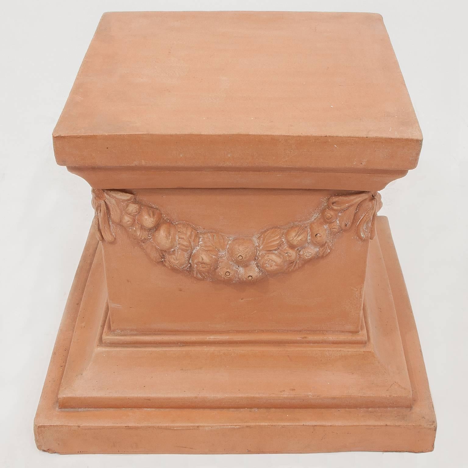 Tuscan terracotta base or little column with garland, suitable everywhere.
nr. 2048.