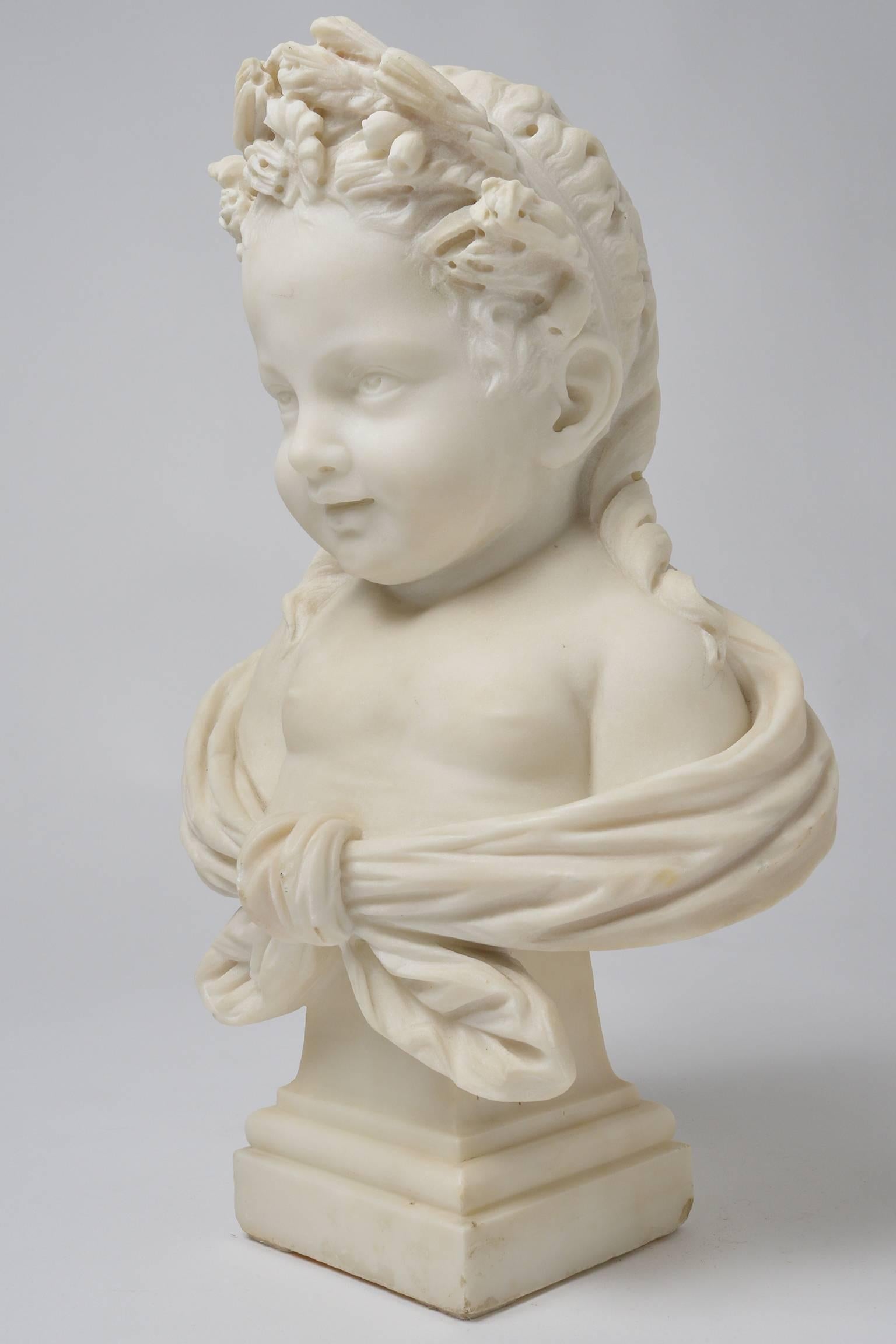 Wunderschöne weiße Marmorstatue eines lächelnden süßen kleinen Mädchens, mit Blumen im Haar. eine sehr ungewöhnliche Marmorstatue.
nr. O/7552.