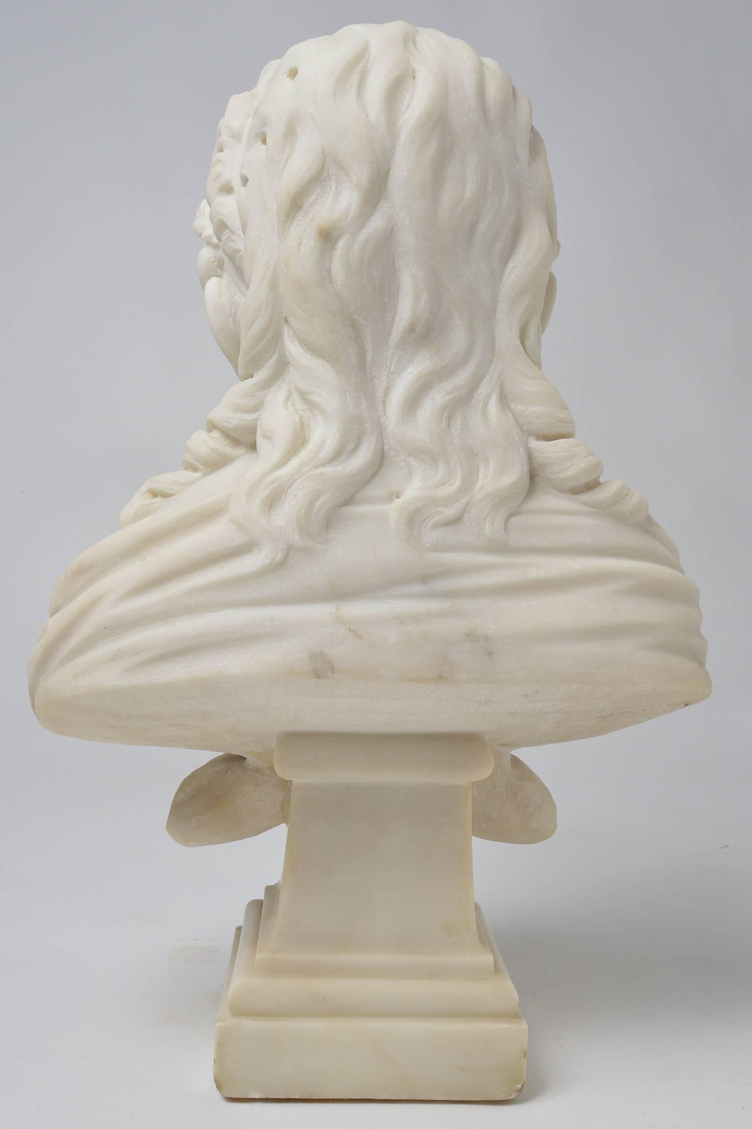 Beaux-Arts Statue en marbre blanc : Sculpture d'une petite fille souriante en vente