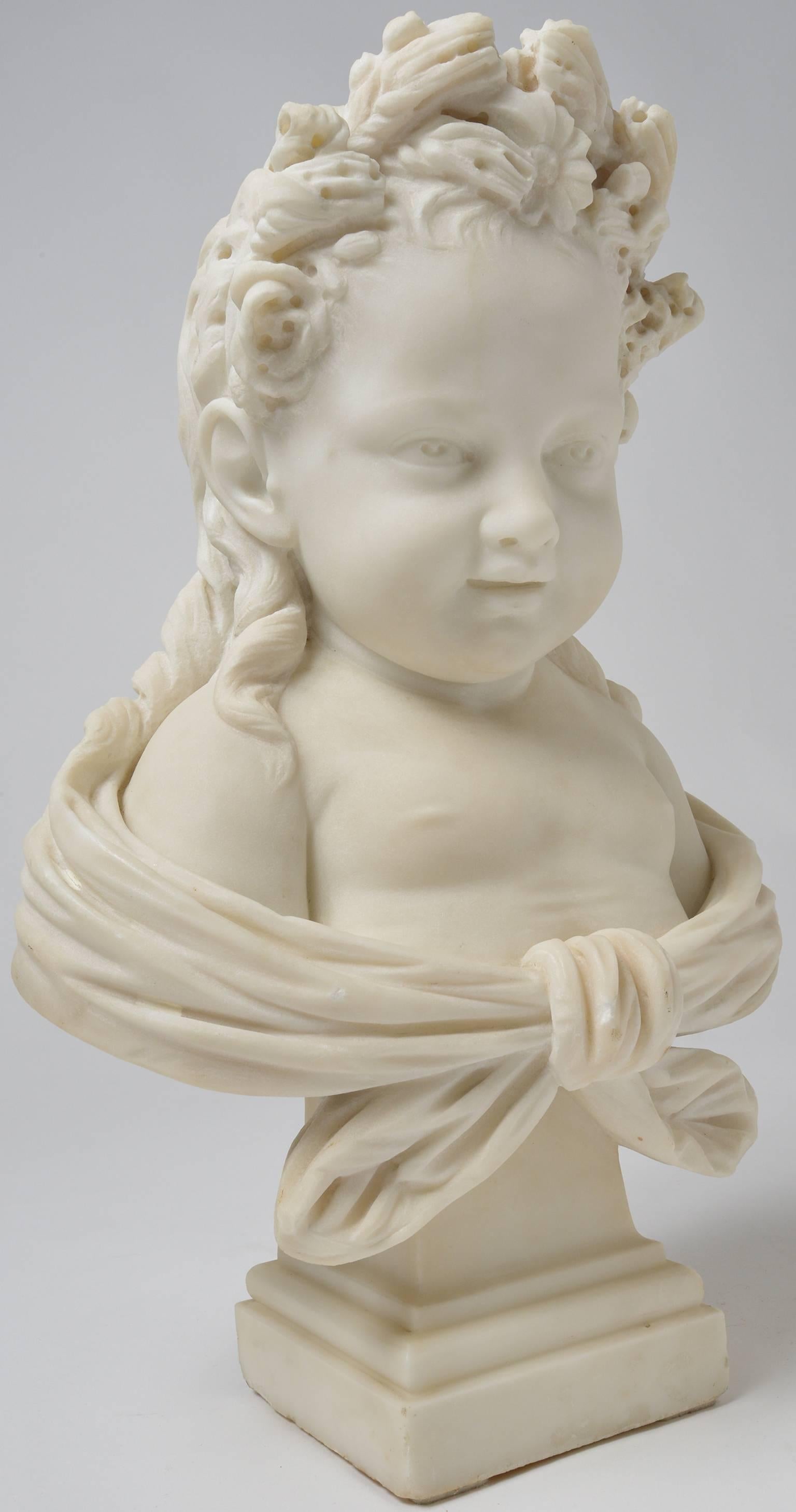 Français Statue en marbre blanc : Sculpture d'une petite fille souriante en vente