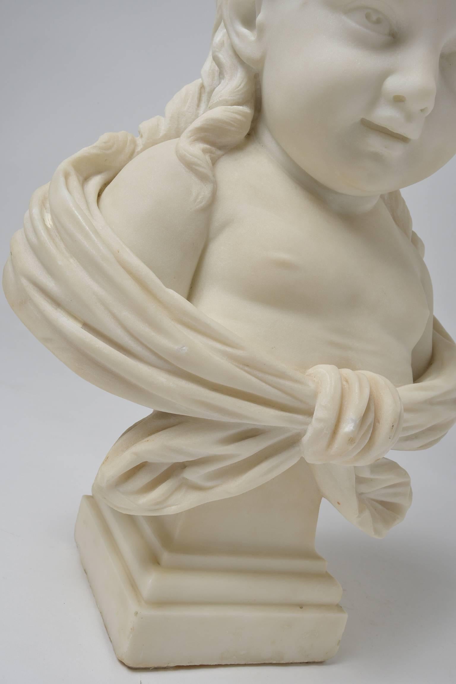 Sculpté à la main Statue en marbre blanc : Sculpture d'une petite fille souriante en vente