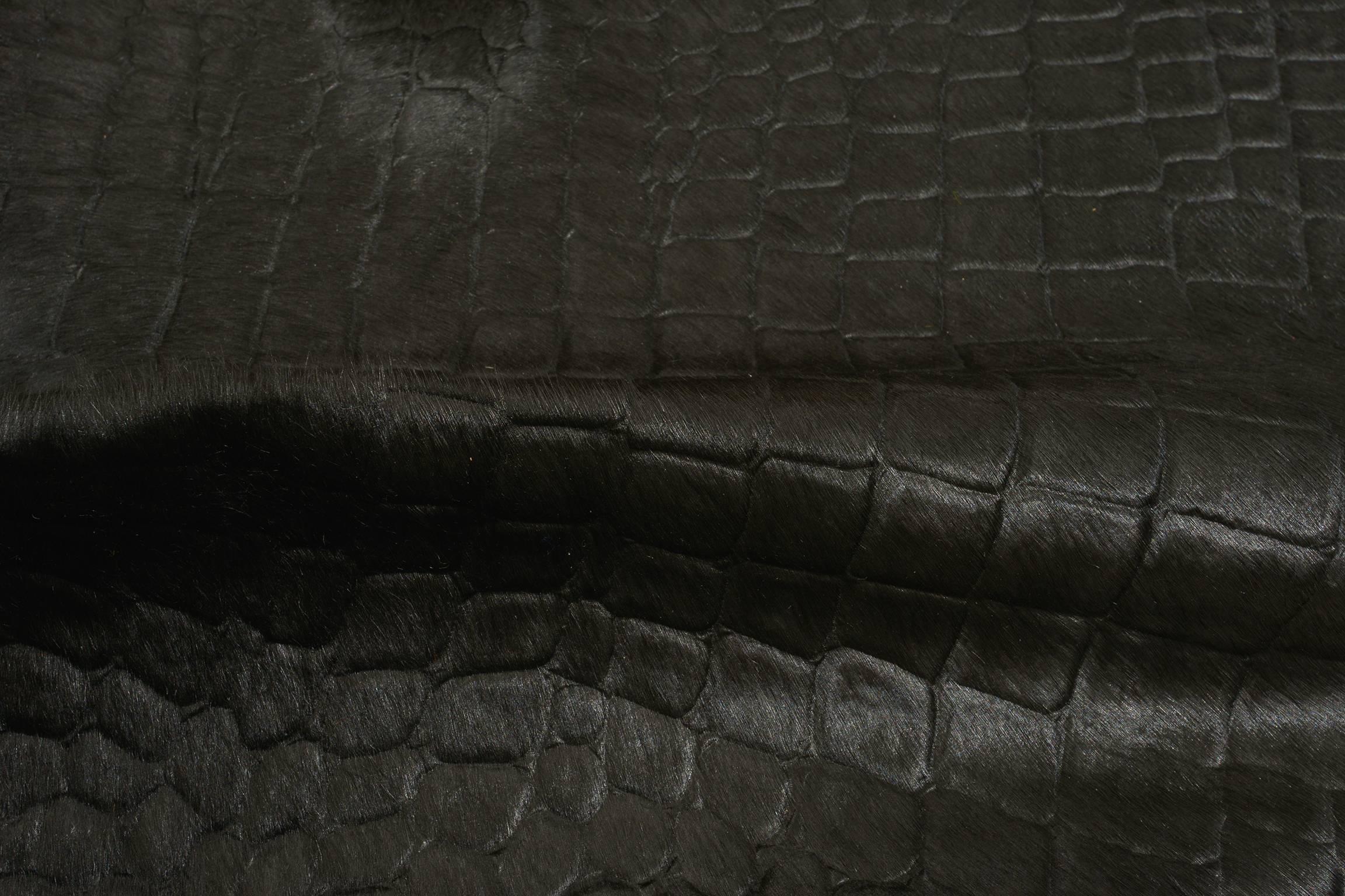 Brazil Cowhide Crocodile Printed Rug In Excellent Condition For Sale In Alessandria, Piemonte