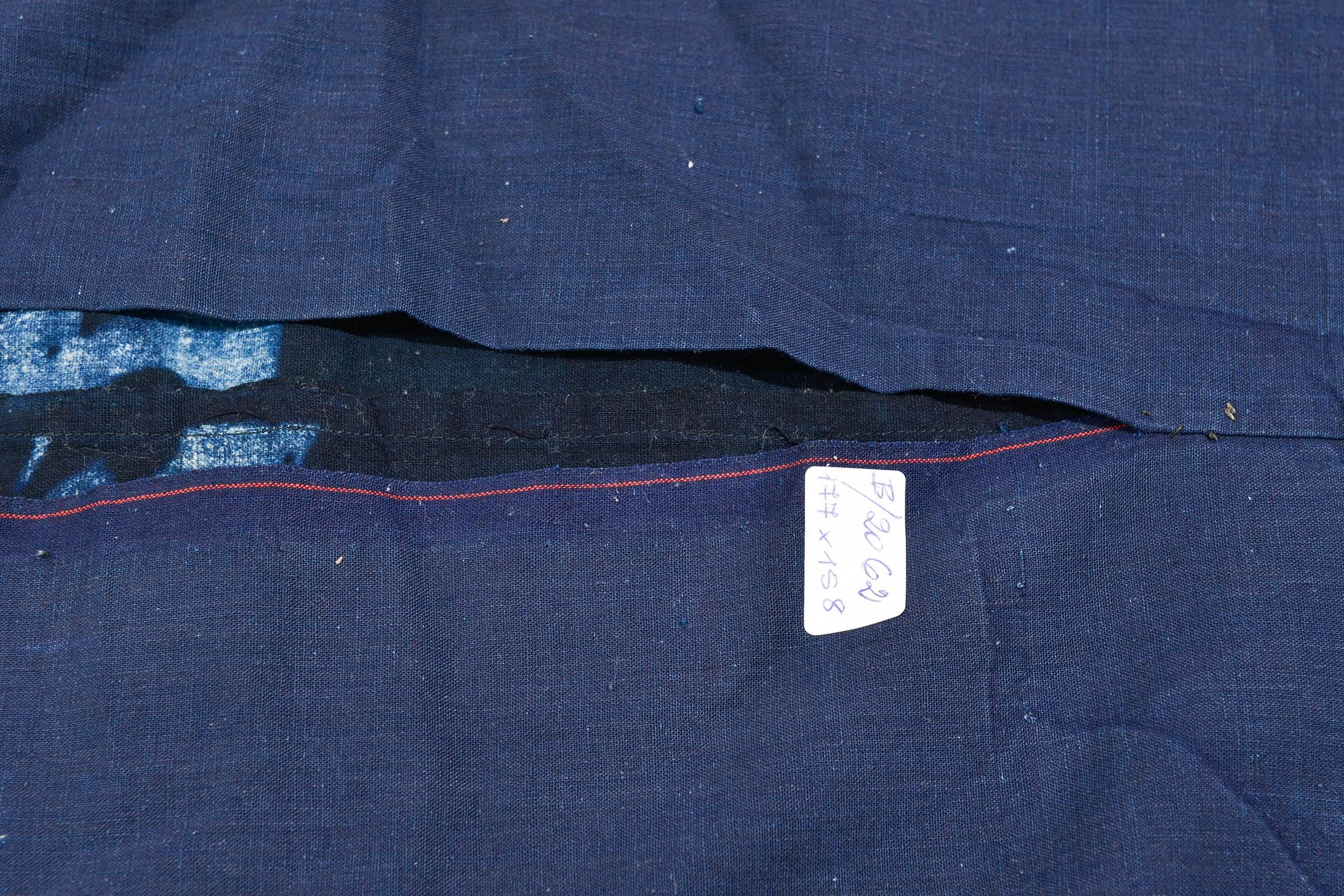 Seltene perfekte antike Sammlung japanische Indigo Boro Futon Abdeckung : auch zu verwenden.
Die seltenen antiken Boros werden heute als Kunstwerke geschätzt, daher eignen sie sich als Wandschmuck

Aus einer Privatsammlung -
B/ 2062
Provenienz: