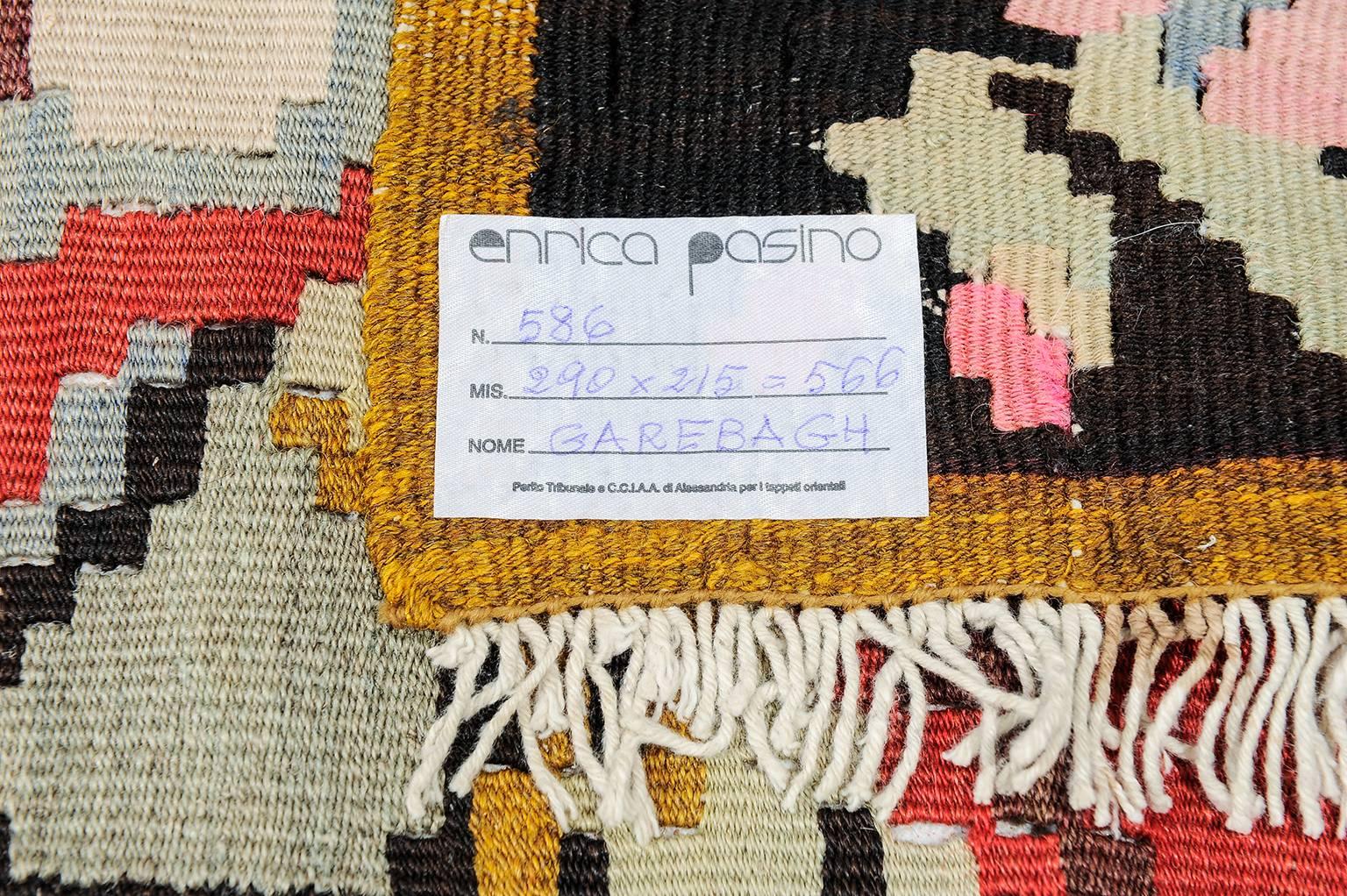 Feiner authentischer kaukasischer Kilim mit klassischem roten Rosenmuster, der Karabagh-Teppiche imitieren soll. Meine Teppiche lassen sich von Moden nicht beeinflussen. Dann freuen Sie sich über mindestens ein echtes Produkt, das Ihnen Gesellschaft