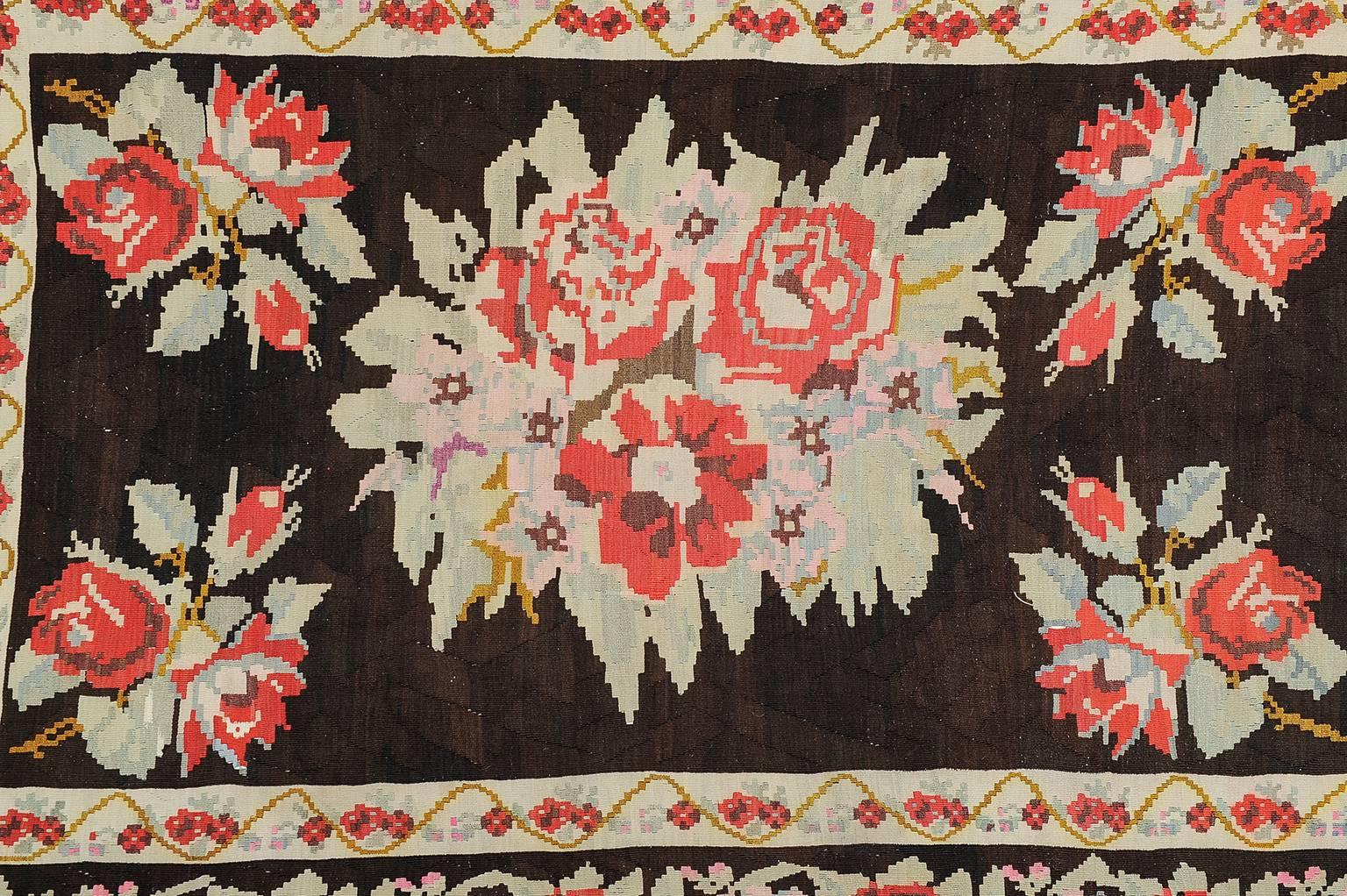 Caucasien Vieux  Kilim caucasien KARABAGH ou lave-vaisselle plate avec roses rouges en vente
