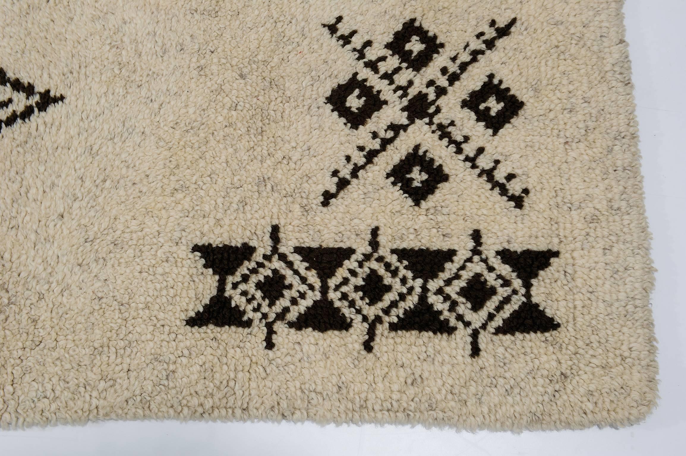 Minimal  White Moroccan or Tulu Runner In Good Condition For Sale In Alessandria, Piemonte