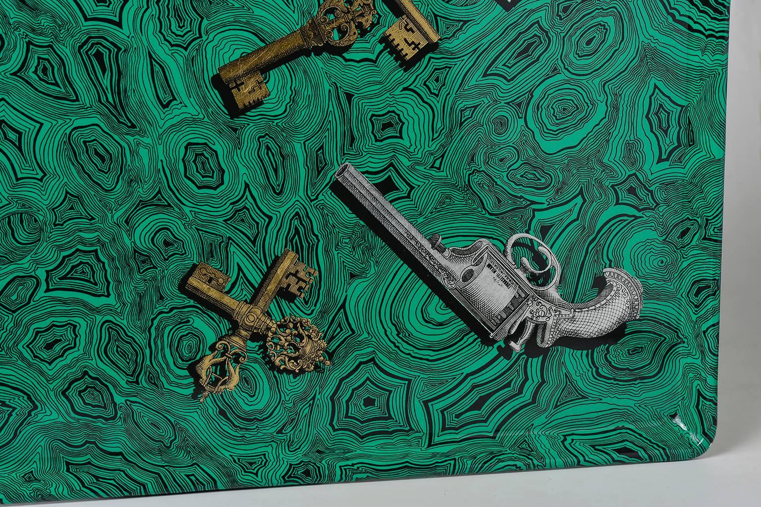  Piero Fornasetti vintage smart tray, faux malachite with guns and keys, very elegant -
O/2438 -