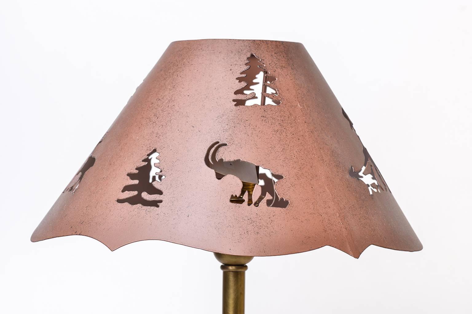 Malaisien   Lampes de table avec sculpture en bois pour une maison de montagne en vente