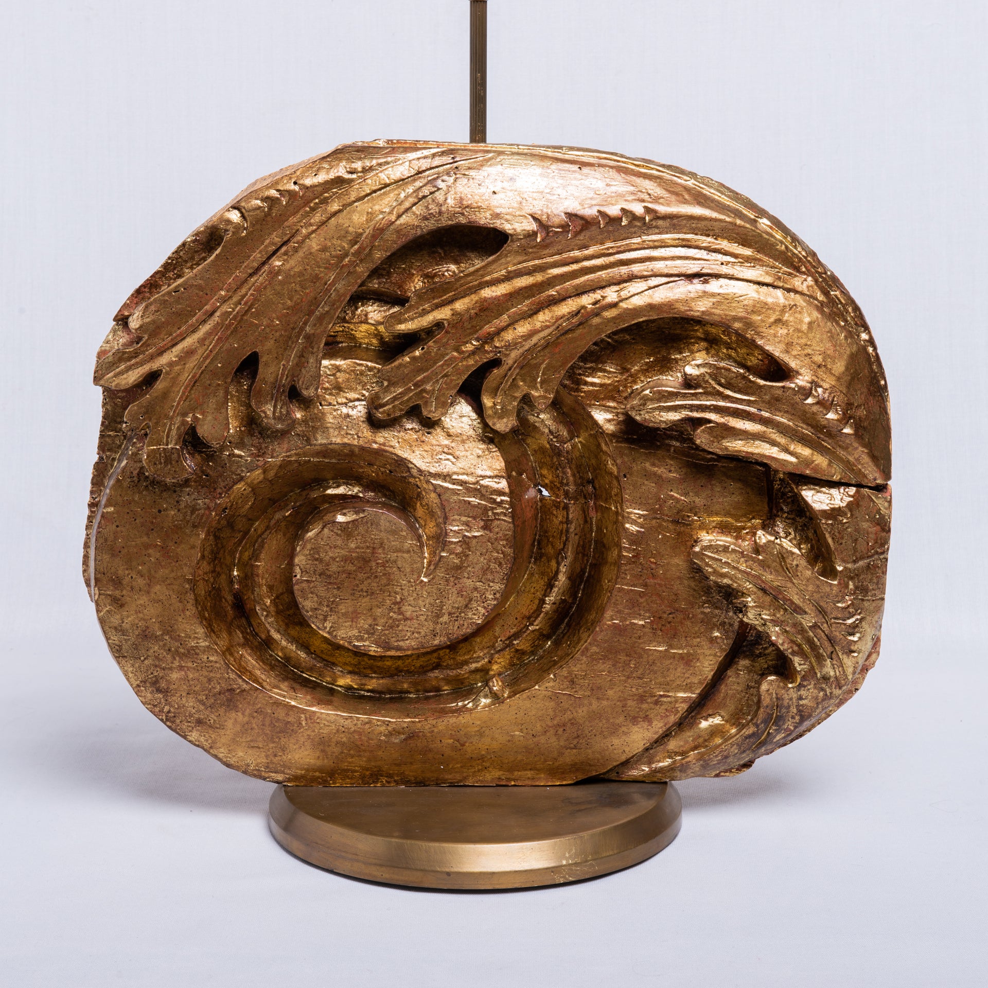  Un grande fregio ligneo del 1600', arrivato da chissà dove, ma acquistato sul mercato antiquario legale, vistosamente dorato a foglia e montato su una lampada, è tornato a vivere. Can è un cappello tradizionale o un ventaglio. Con il Ball and Ball