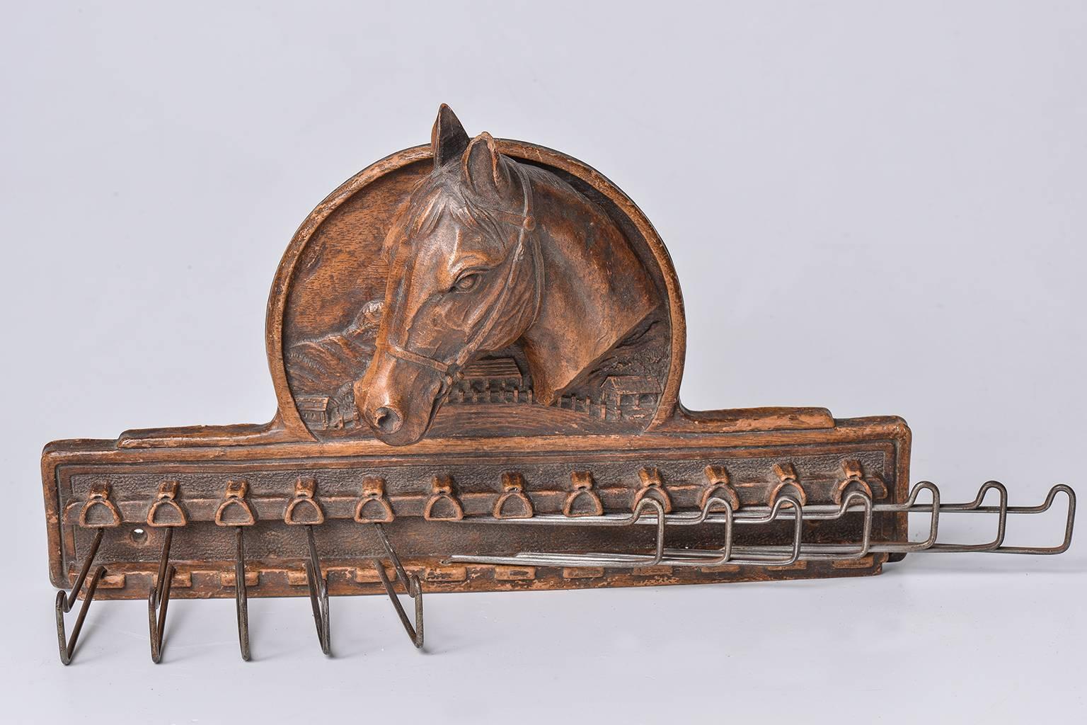 Vintage rare American tie rack with horse head, very elegant in a men's wardrobe.
It may be also a belt holder !  An idea for a gift -
Signed: Syrocowood, Syracuse, NY, USA
O/3779 -
