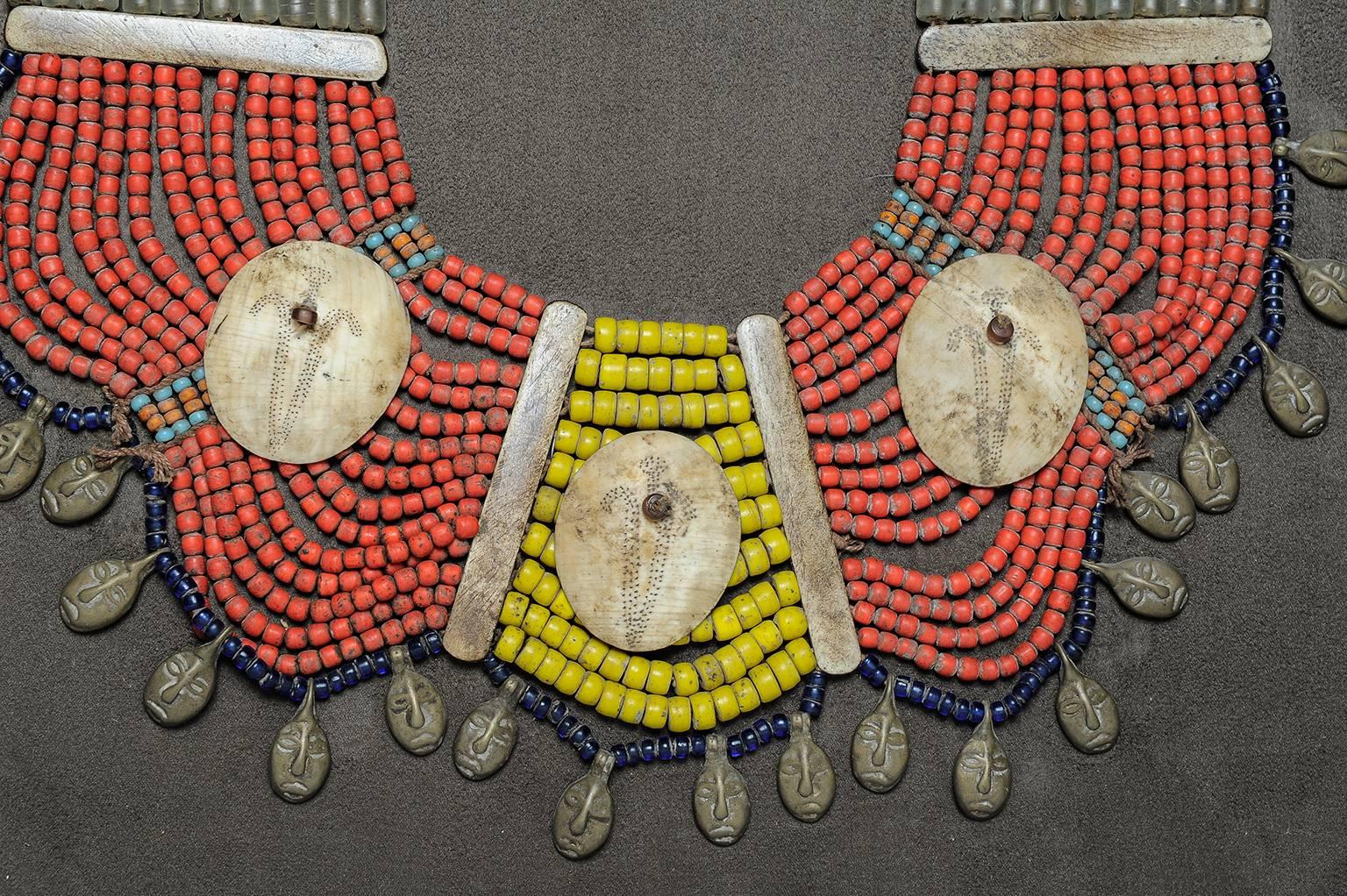 Folk-Halskette aus Nagaland - Keramik, Metall und Knochen.
Nagaland liegt in Indien, in der Nähe von Birmanien.
Ich habe auf Holzplatte cm montiert. 55 x 55, wie eine Skulptur an der Wand.
Aber ich kann es abnehmen: es könnte eine ungewöhnliche,