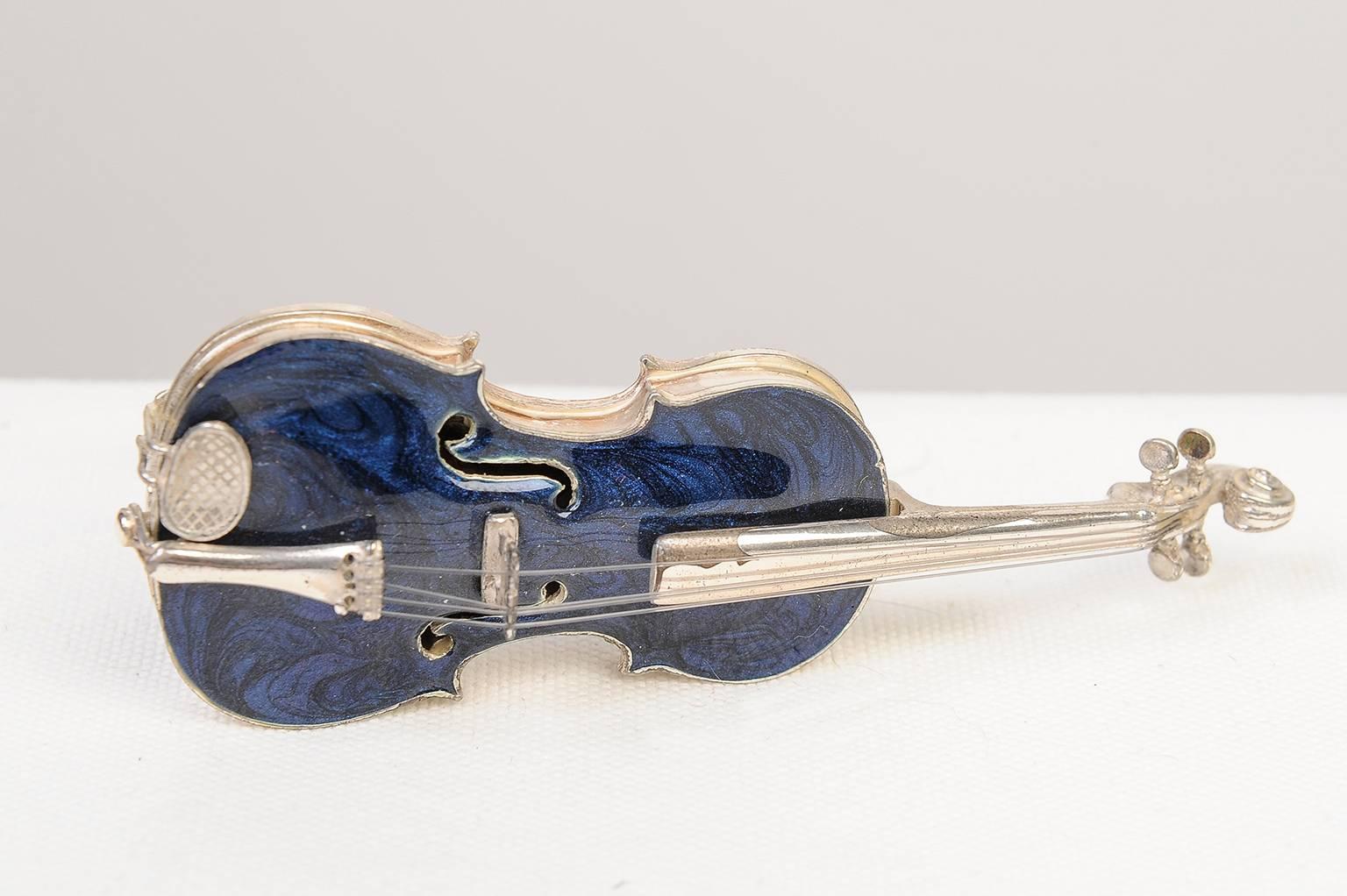 Beautiful signed Tuscan miniature violin, silver and blue enamel, in its little case.
A/2849 -