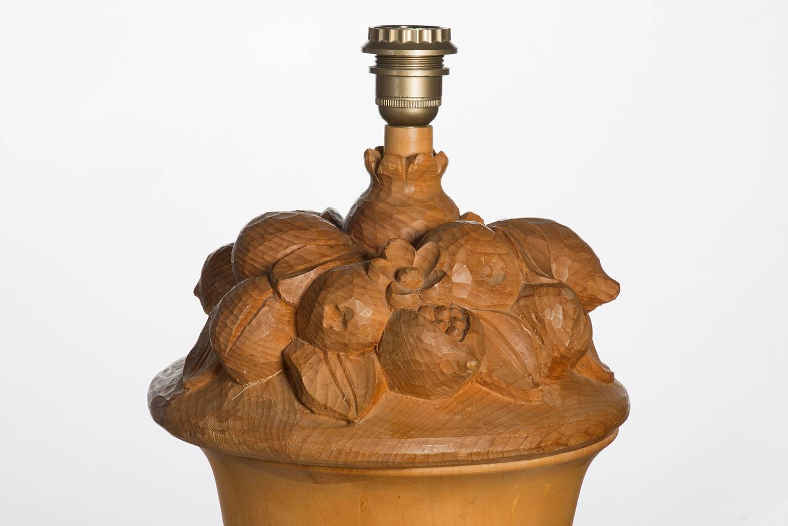 Baroque  Lampe toscanne en bois sculptée à la main avec des fruits pour une maison de campagne en vente