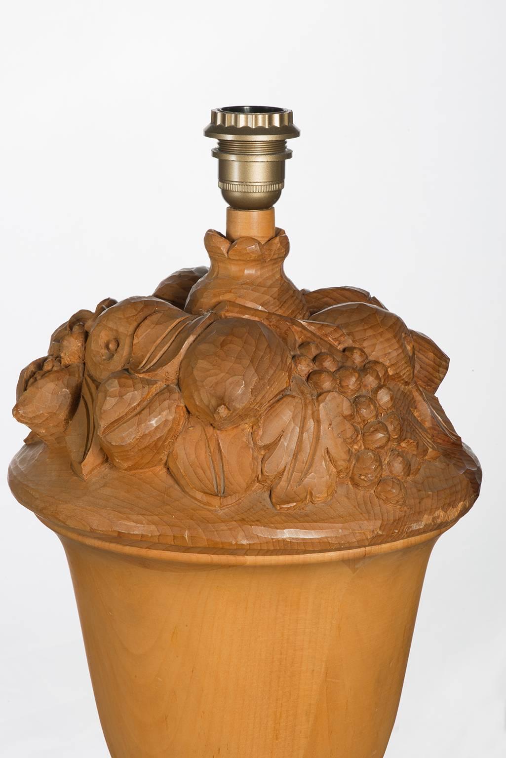 Sculpté à la main  Lampe toscanne en bois sculptée à la main avec des fruits pour une maison de campagne en vente