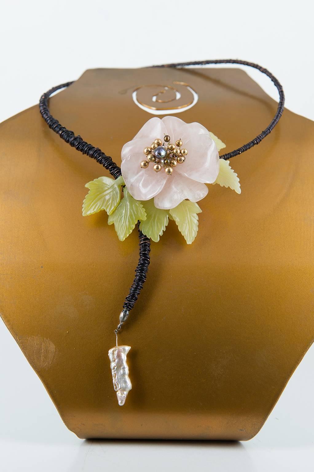 Fantastic necklace with pink quartz and jade (flower) on a rigid cable . Pendant is a Natural 