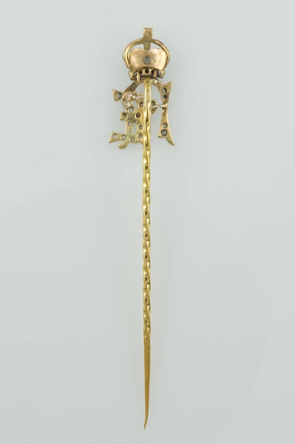 G/268 - 
Antique golden hat-pin with little brilliants, with crown and initials R E.
 Taste of the dandies of yesteryear   -  For the English knot tie or ascot at the end of the eighteenth century.
From the mid-1800s the single brooch triumphed. 
