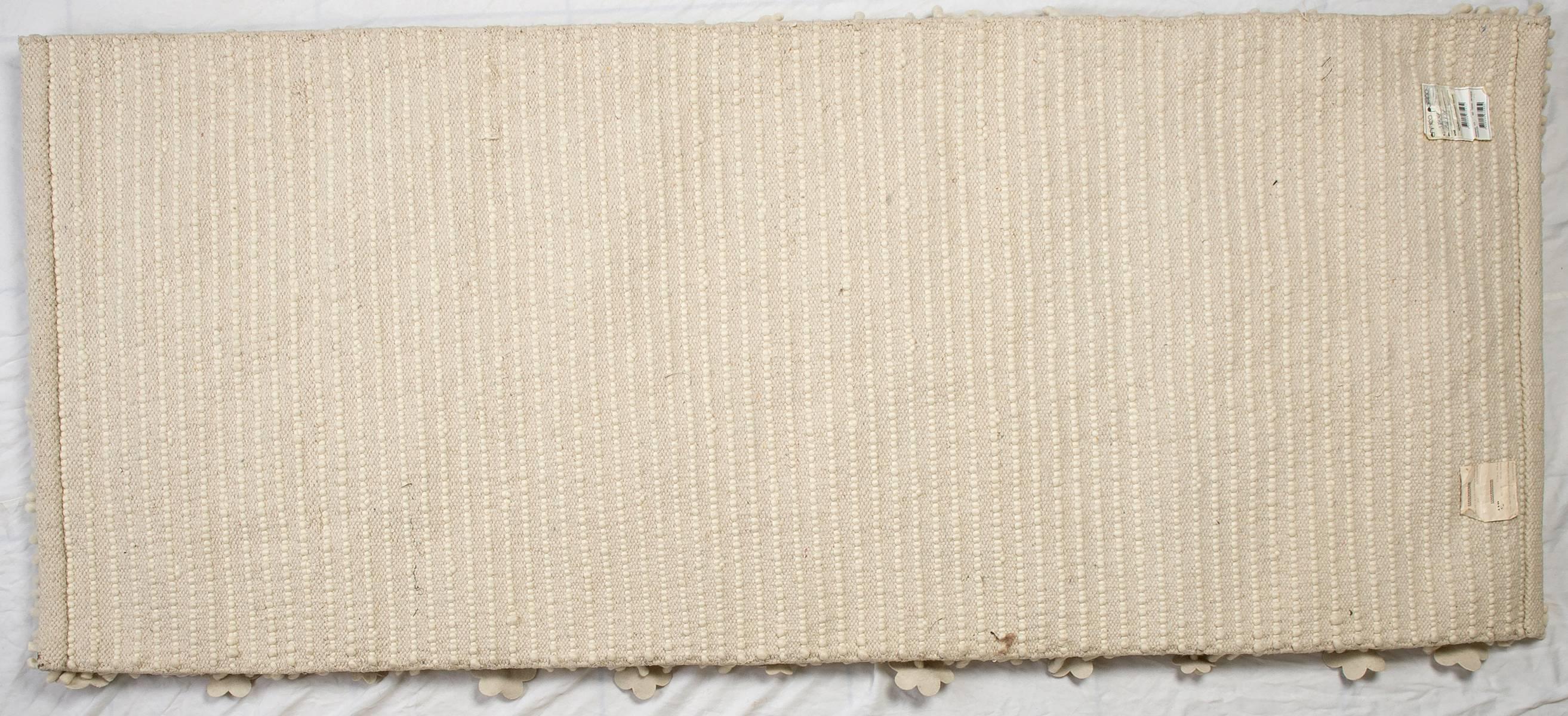 Rug flower, unusual and vintage rug with relief flowers like roses : incredible !!
It can become a beautiful HEADBOARD .
With a very good price because I'm closing activities.


nr. 1302 -