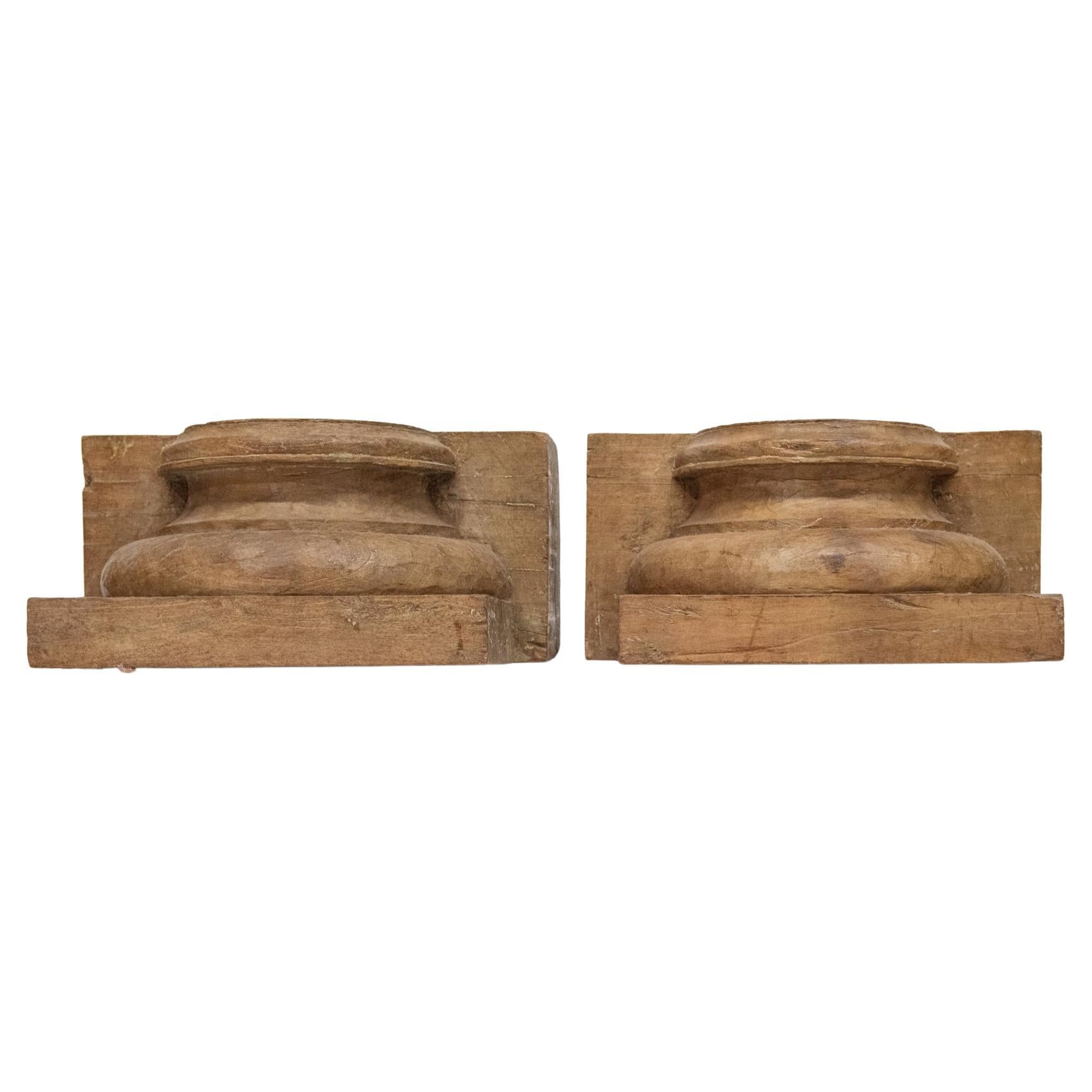 Paire d'anciennes demi-capiteaux en bois