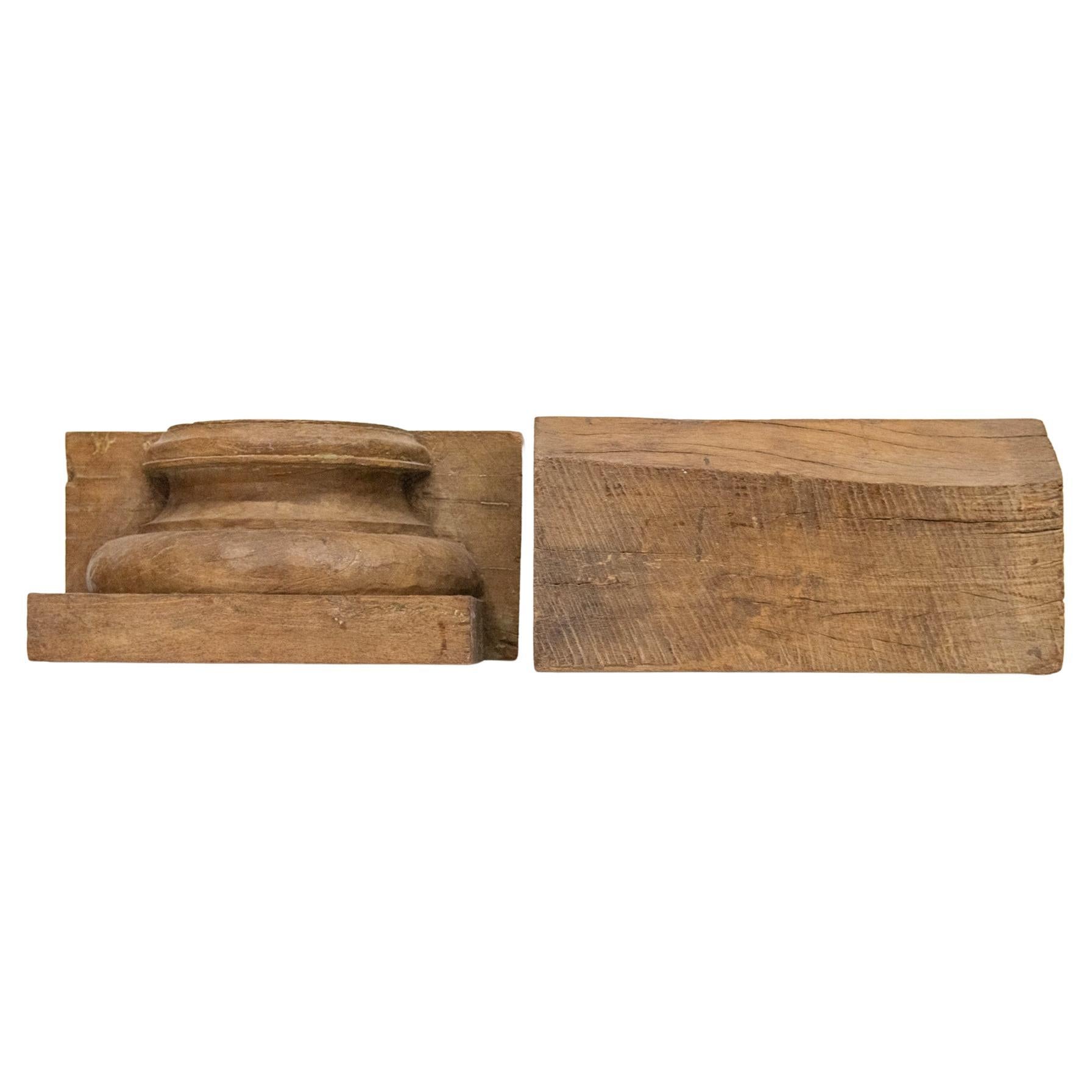 Une paire de demi-capitaux en bois anciens et simples à utiliser comme vous le souhaitez : dans une structure murale, comme base pour des sculptures, sur des demi-colonnes, et même dans un jardin car ils sont fabriqués en teck. 
Regardez les autres