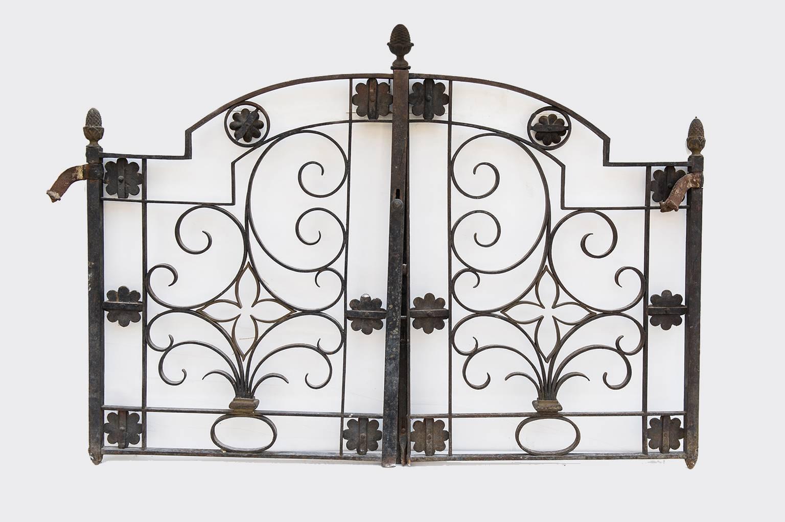  Italian antique little gate, very rare in sizes, hand-wrought iron with golden brass flowers. suitable also for interiors .
Beautiful and suitable for bed headboard.
M/632.