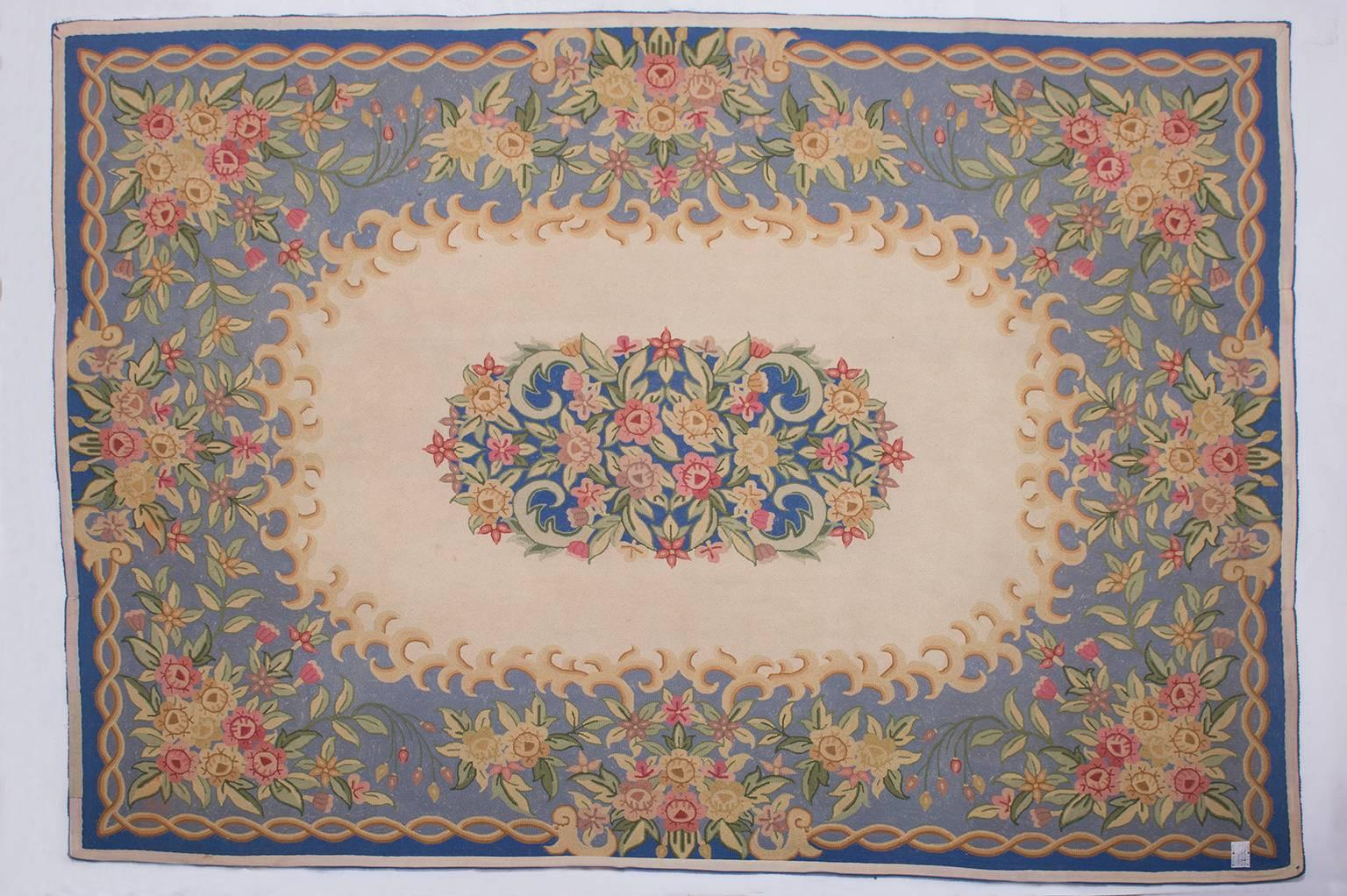 Pleasant vintage Hooked carpet with Aubusson design: unbelievable price for clearance sale !!
nr. 592 -