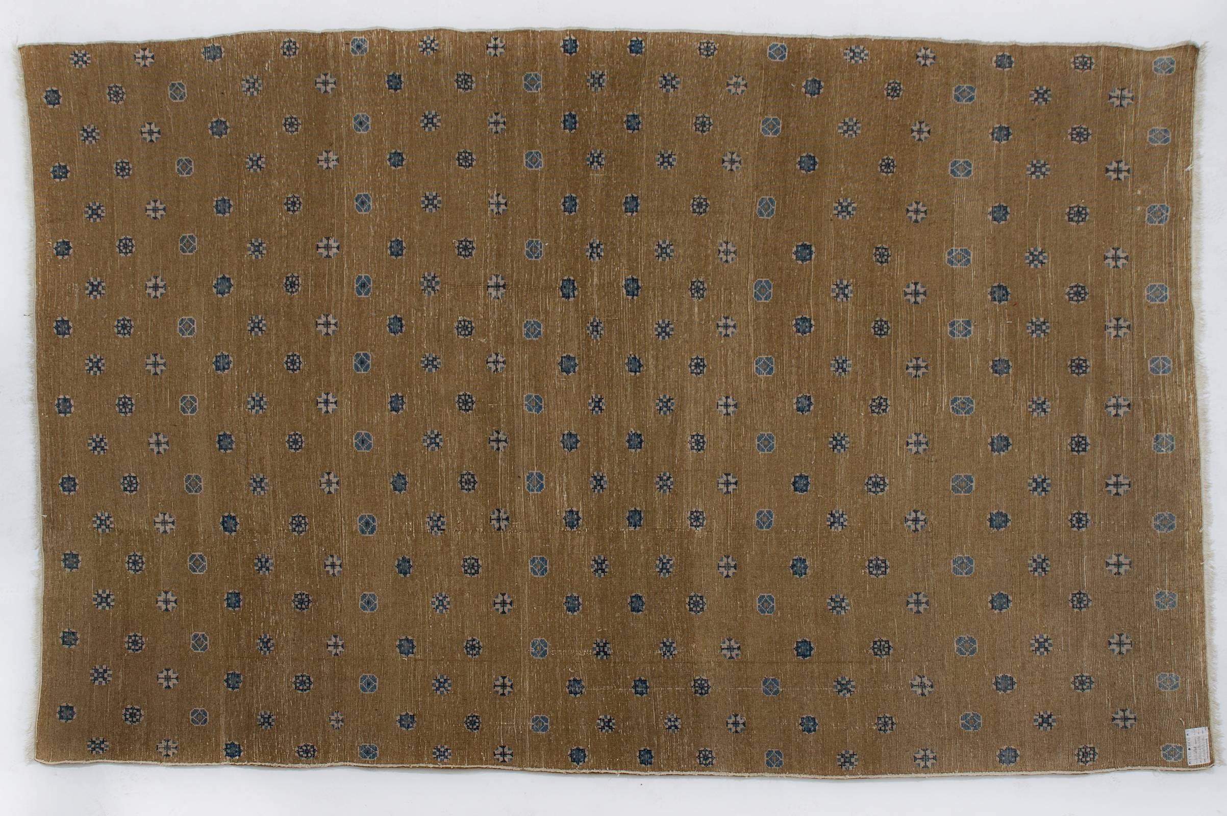 Elegant tapis ancien de Ningxia aux couleurs de chameau, avec un petit design blu -
nr. 872 -
    