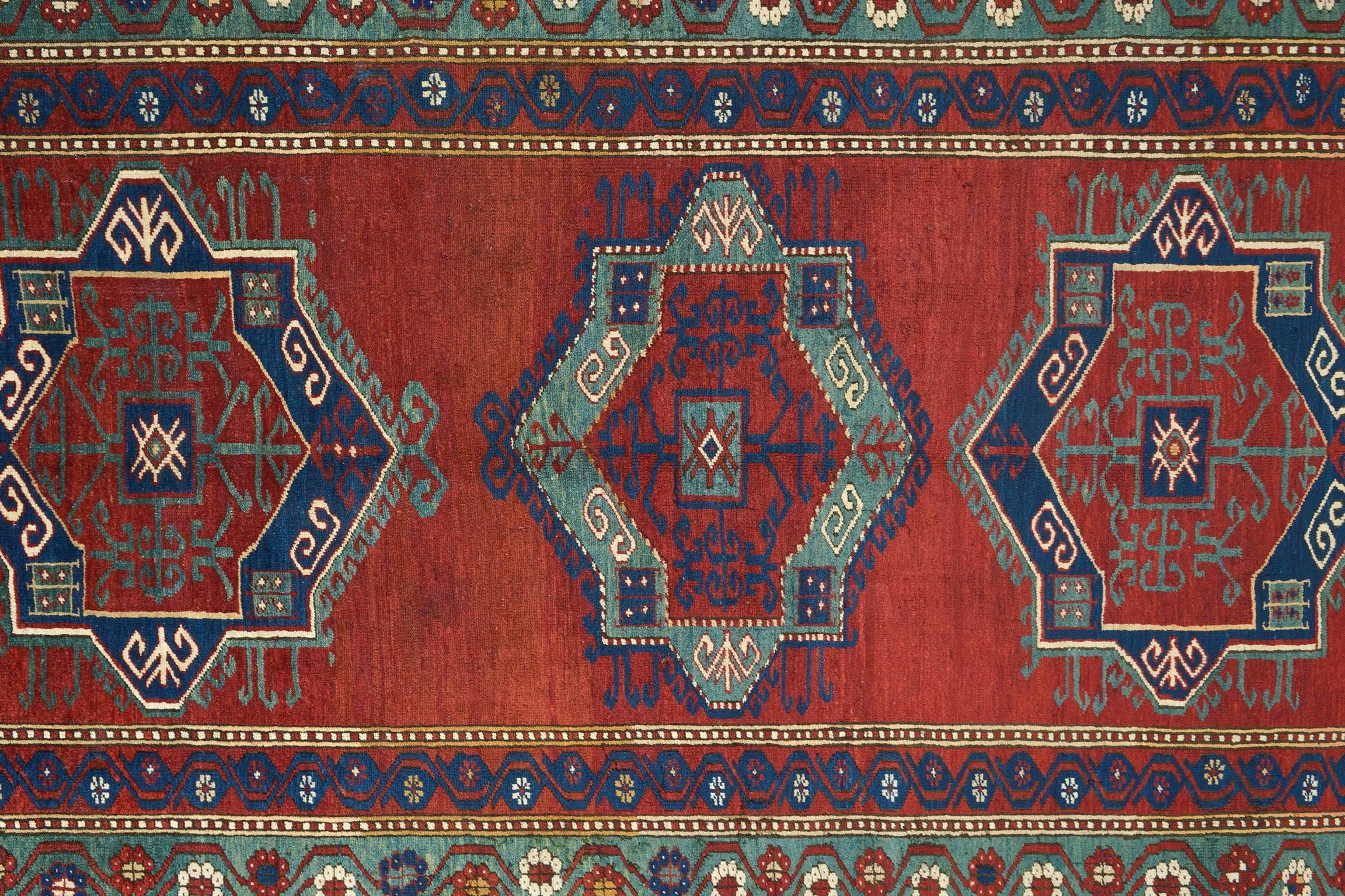 Nr. 119 - That's the first Caucasian carpet I bought ! It was in my personal collection, then on sale.
My carpets are not affected by fashions. After a year the new modern carpets are no longer worth the price because the trend has changed, it has