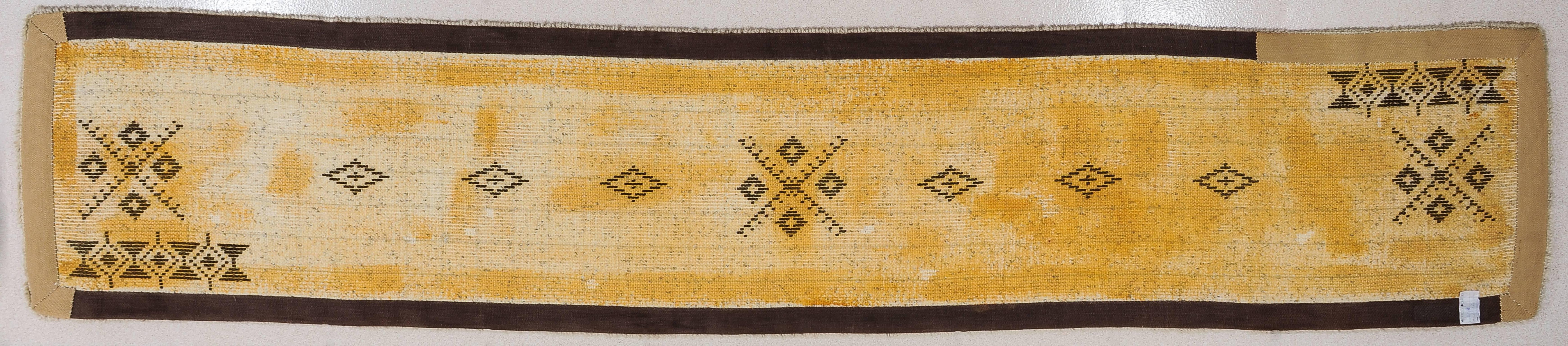 nr. 1324 - Vintage with simple design Moroccan runner in the TULU style, with natural colors wools.  The yellow color on the reverse is the residue left by a previous lining, but the carpet has been washed and has no stains on the right side.  The