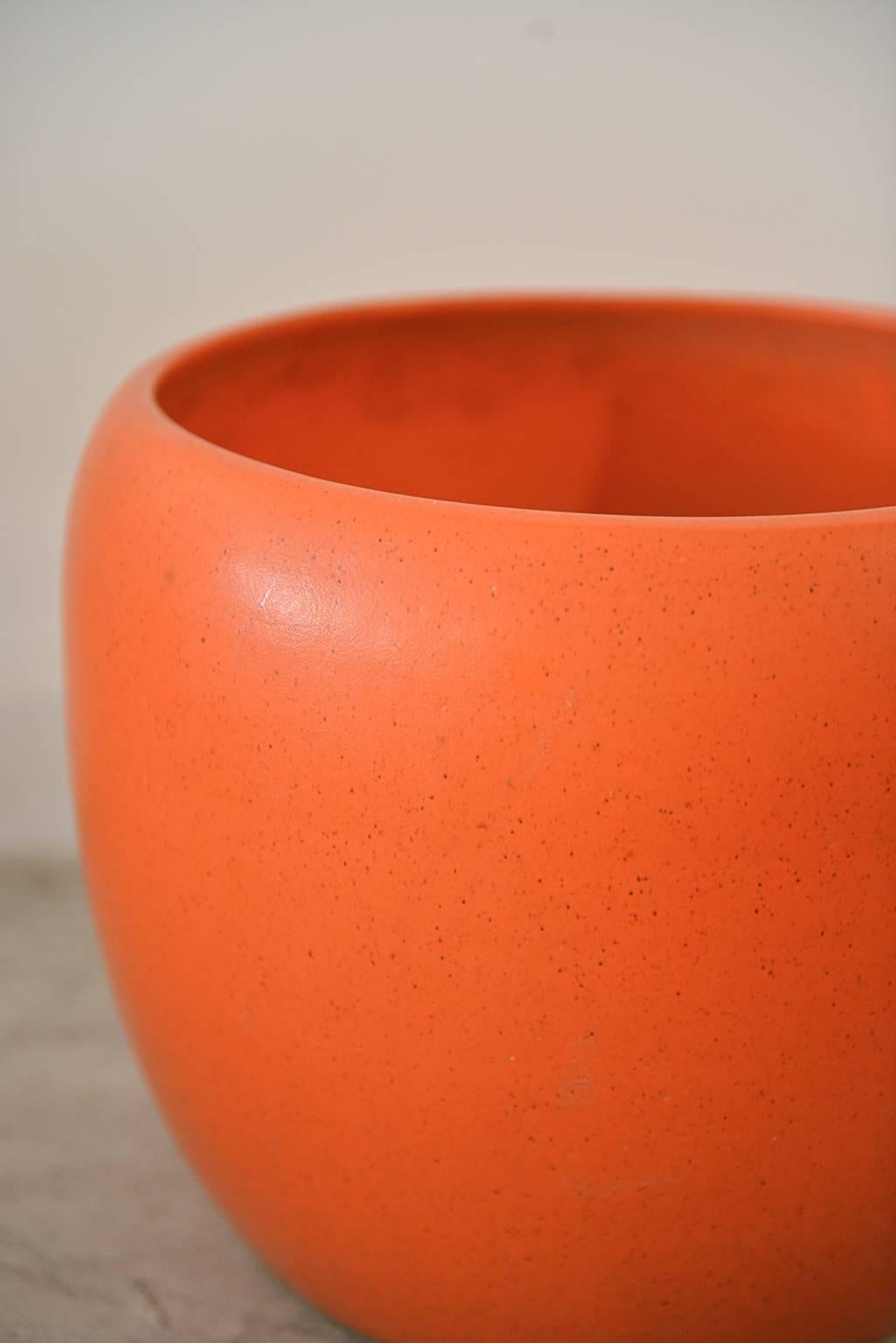 Large, rare model JS-12 orange speckle planter by Gainey Ceramics of Laverne, CA. Excellent original condition, no chips or cracks, has drainage holes in bottom. California Modernism at its best.

Measures: 12