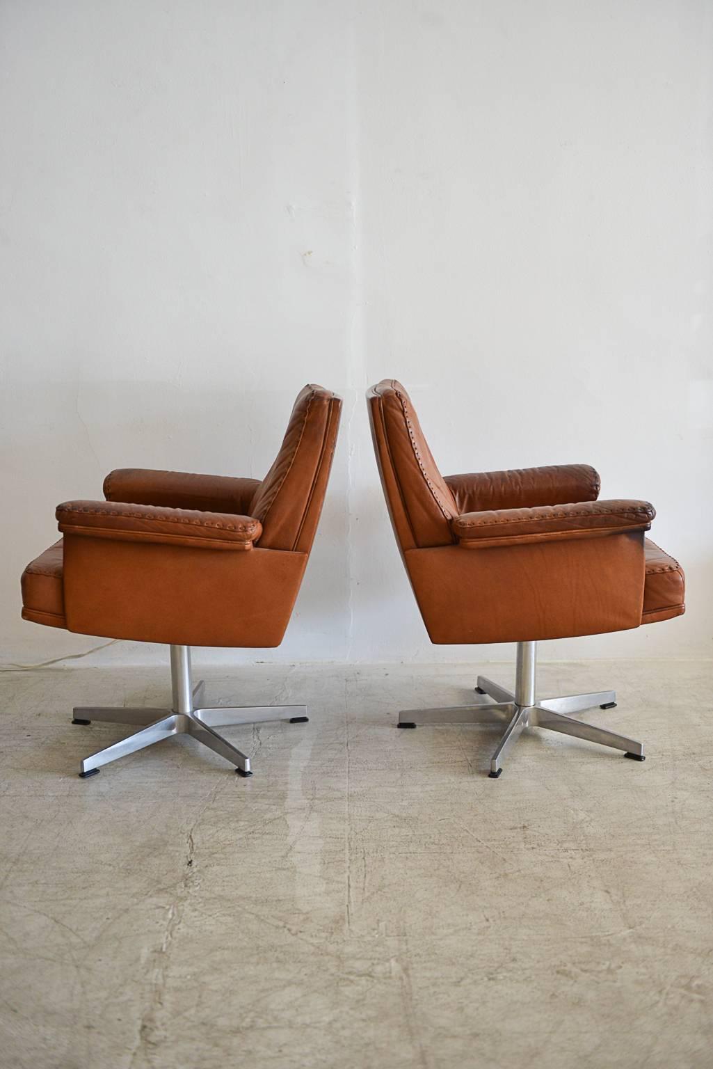 Mid-Century Modern Vintage Pair of De Sede DS 31 Swivel Armchairs in Saddle Leather