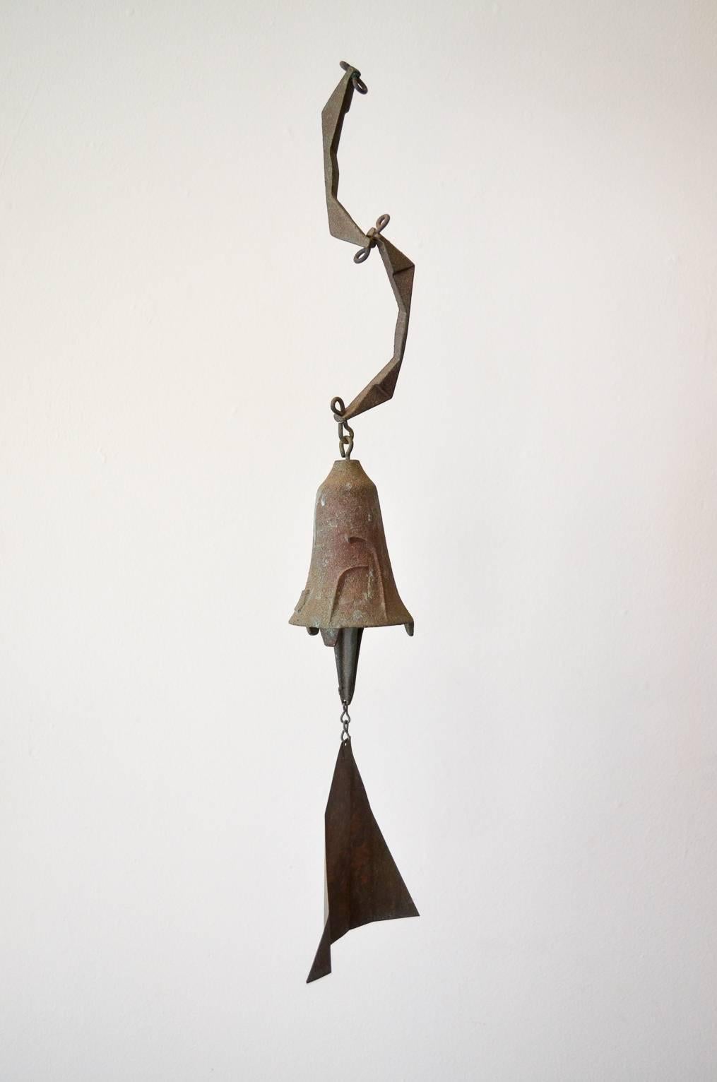 Early Paolo Soleri cast bronze wind bell circa 1960s with original kite and makers mark.

Measures:
Overall H 26