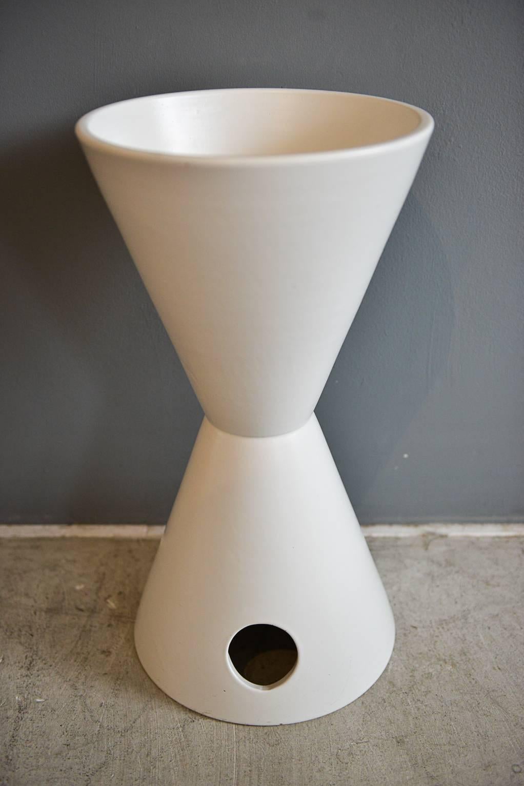 Model TH-02, this planter is designed by Lagardo Tackett for Architectural Pottery. Desirable form, perfect for indoor or outdoor use. Iconic California modern design. White matte glaze.

Some chips on bottom edge, see photos otherwise very good