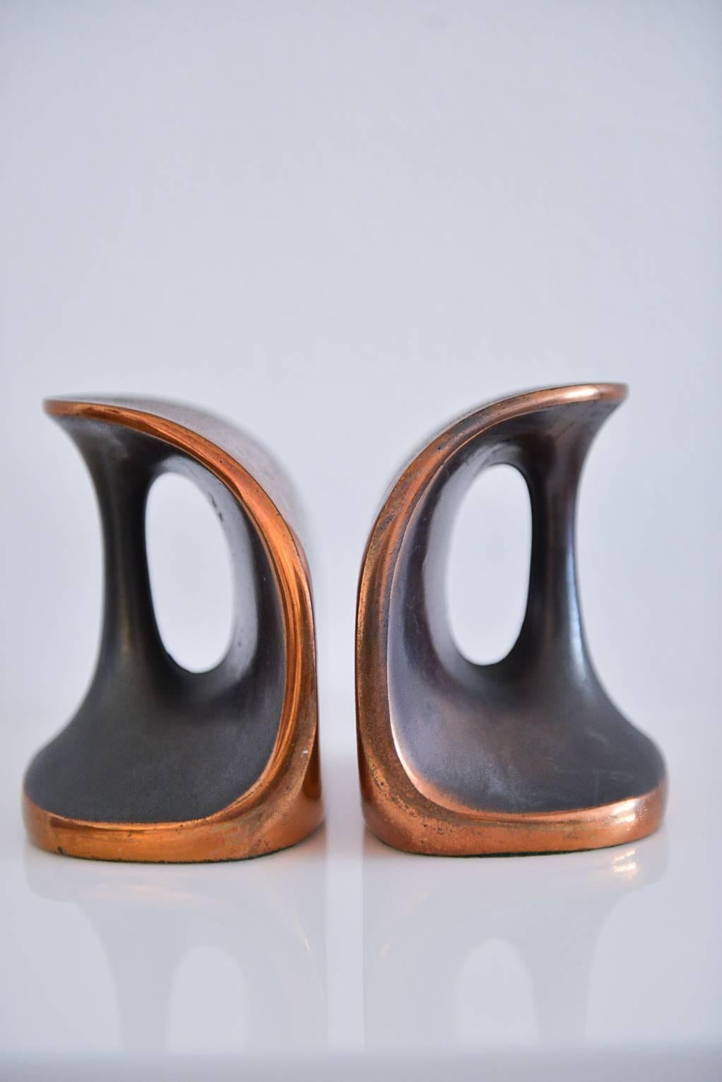 Beautiful pair of copper plated bookends by Ben Seibel for Jenfredware, circa 1950s. Very good vintage condition with original patina. Rare shape.

Measures: 3.5