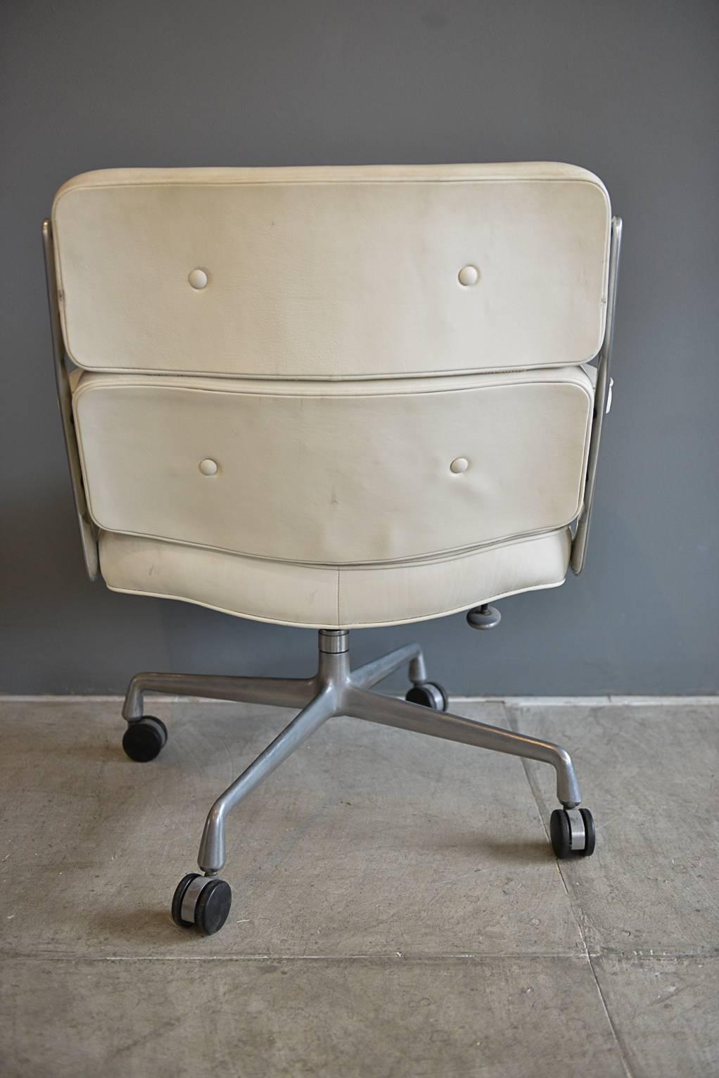 Charles Eames Time Life White Leather Chair In Good Condition In Costa Mesa, CA