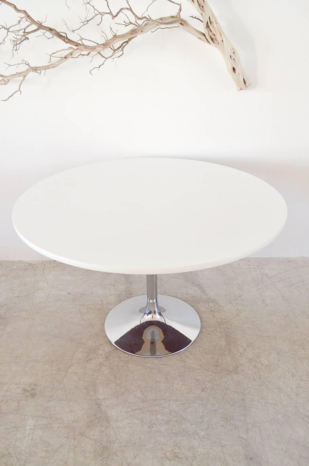 Beautiful vintage white laminate bistro or dining table with chrome pedestal base and white laminate top. Very good condition, laminate is clean with no peeling or pitting. Chrome base is also excellent with no pitting to chrome. 

Very light