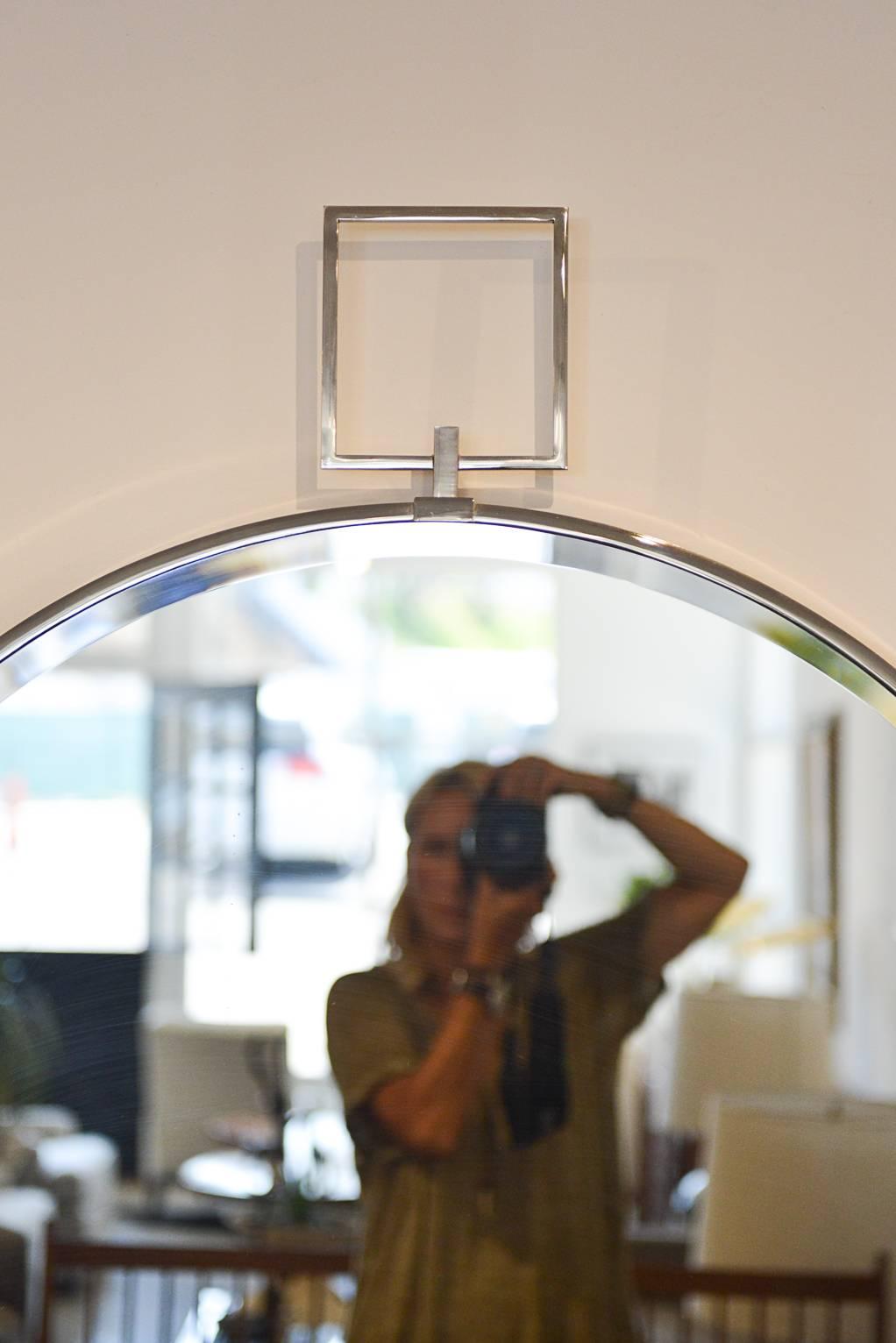 Custom beveled glass and chrome mirror in excellent condition.

Measures: 36