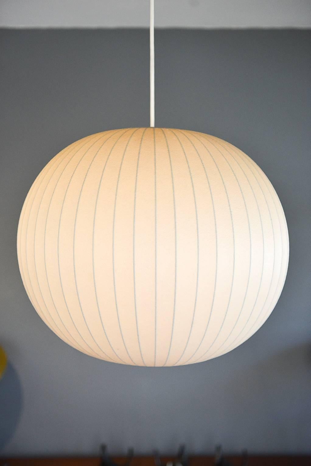 Une lampe bulle H-725 originale conçue par George Nelson pour Howard Miller en 1947. Le cadre en acier léger est recouvert de la sangle en plastique d'origine:: avec une chaîne à tirer pour allumer et éteindre la lampe. Il s'agit de la taille