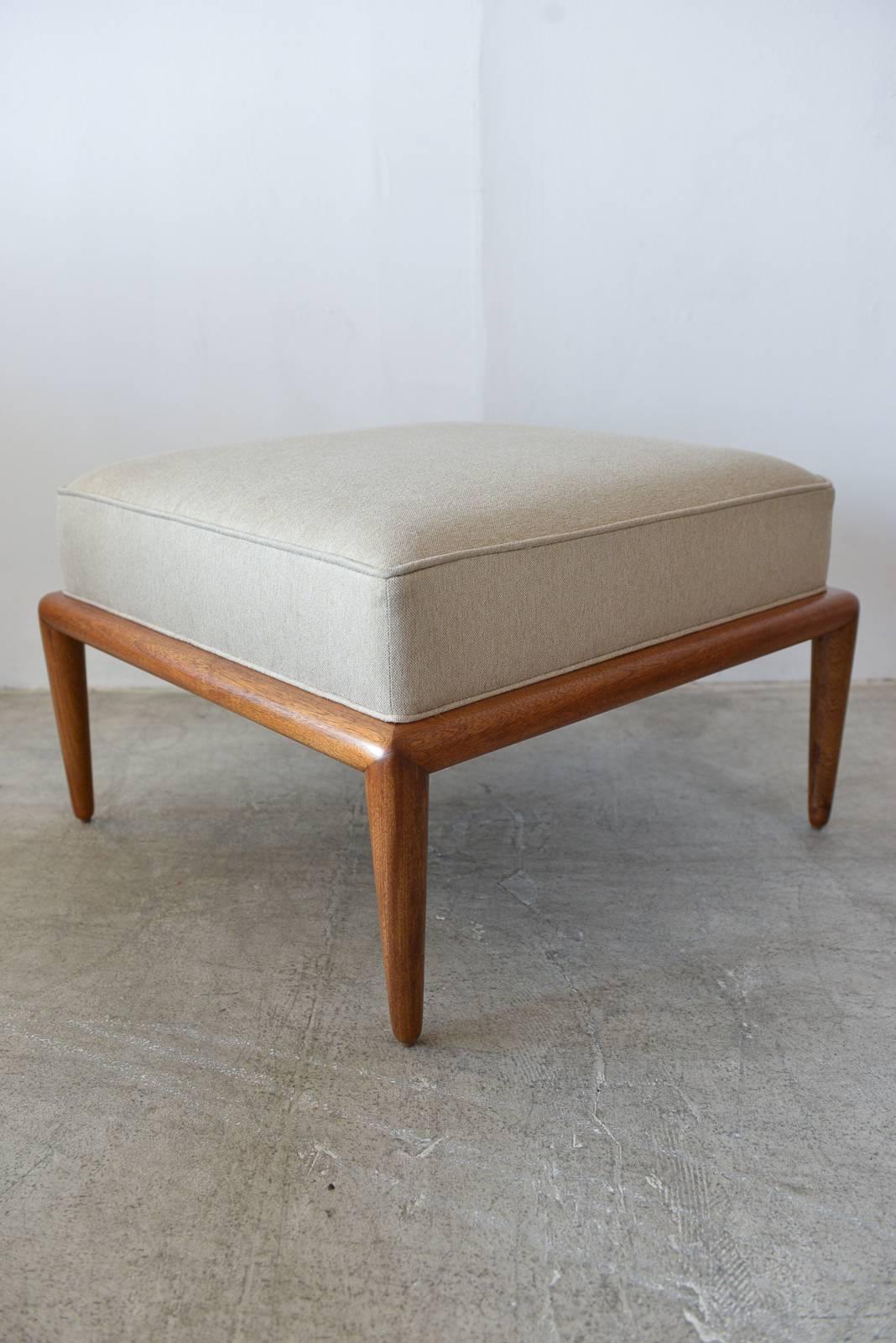 Classic ottoman by T.H. Robsjohn-Gibbings for Widdicomb. Beautifully restored wood and new beige upholstery and foam. Matching lounge chairs available in separate listing.

Measures 26