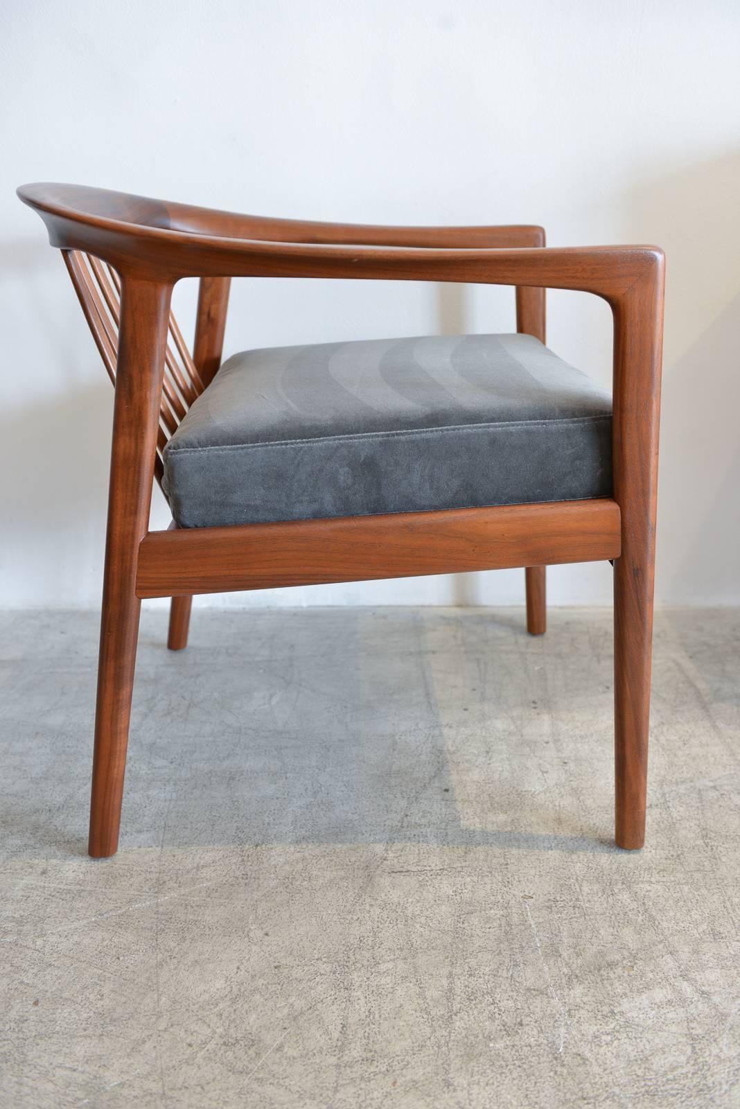 Beautiful single side chair by Folke Ohlsson for DUX, Sweden. Perfect side or accent chair to complete your set, or would work very nicely as a desk chair or corner chair in a guest room. Professionally restored, showroom condition with new grey